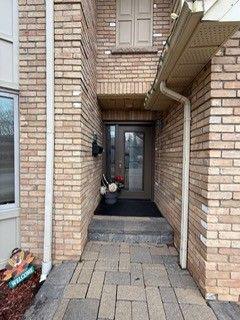 Photo 2 of 2133 Heidi Avenue, Burlington, Headon — HOMEH