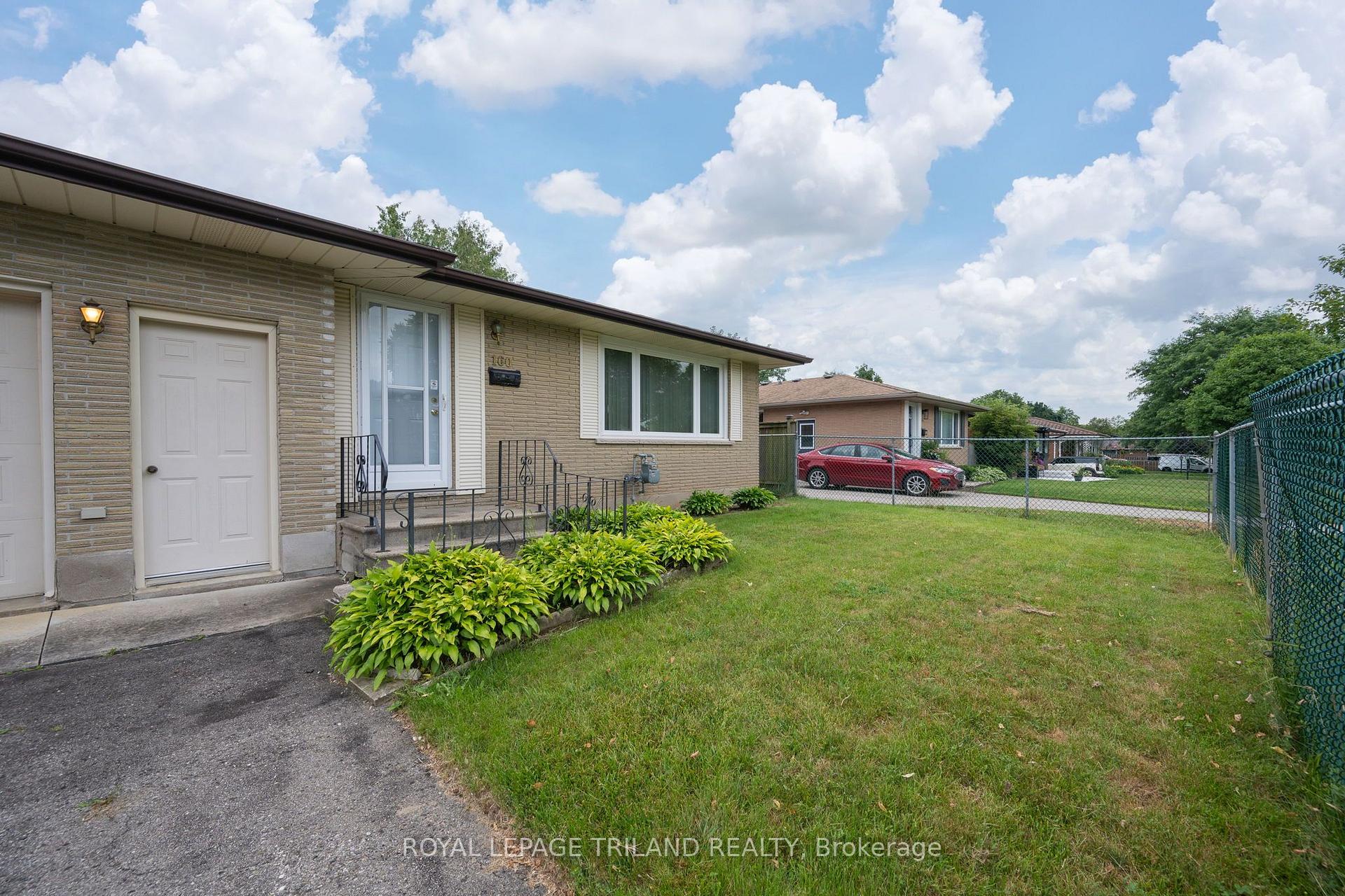 Photo 2 of 160 Wellesley Crescent, London, East I — HOMEH