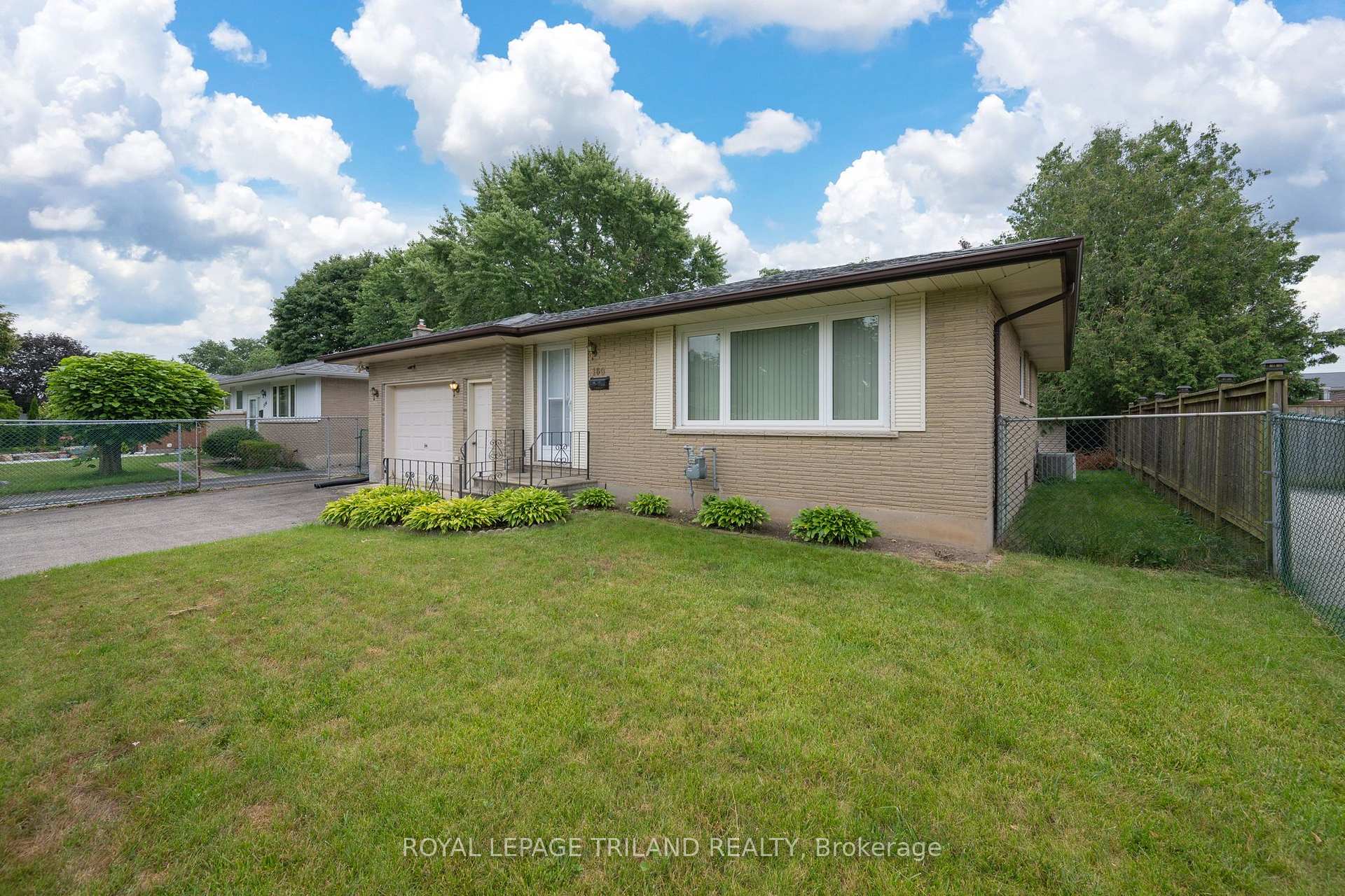 Photo 5 of 160 Wellesley Crescent, London, East I — HOMEH