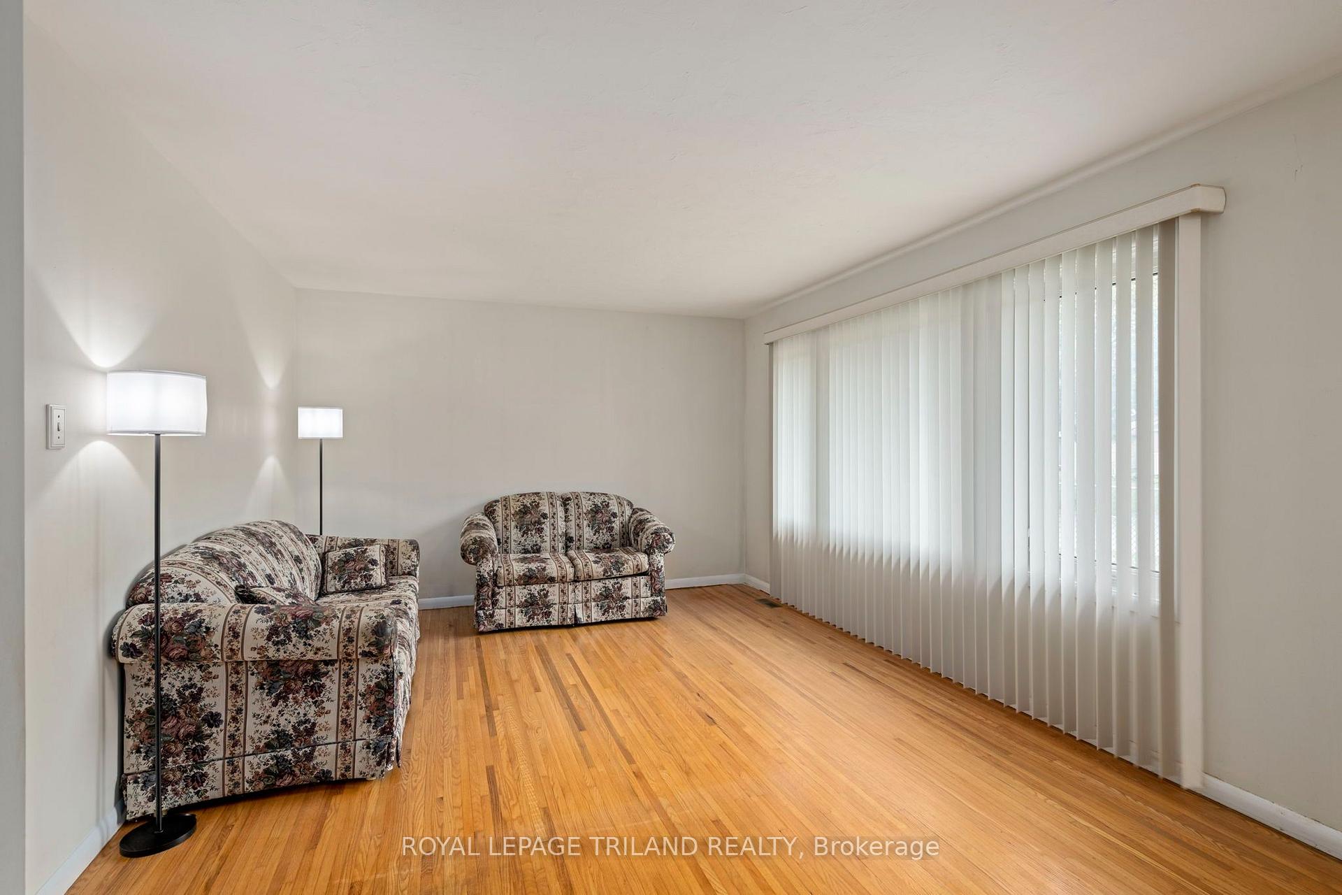 Photo 9 of 160 Wellesley Crescent, London, East I — HOMEH