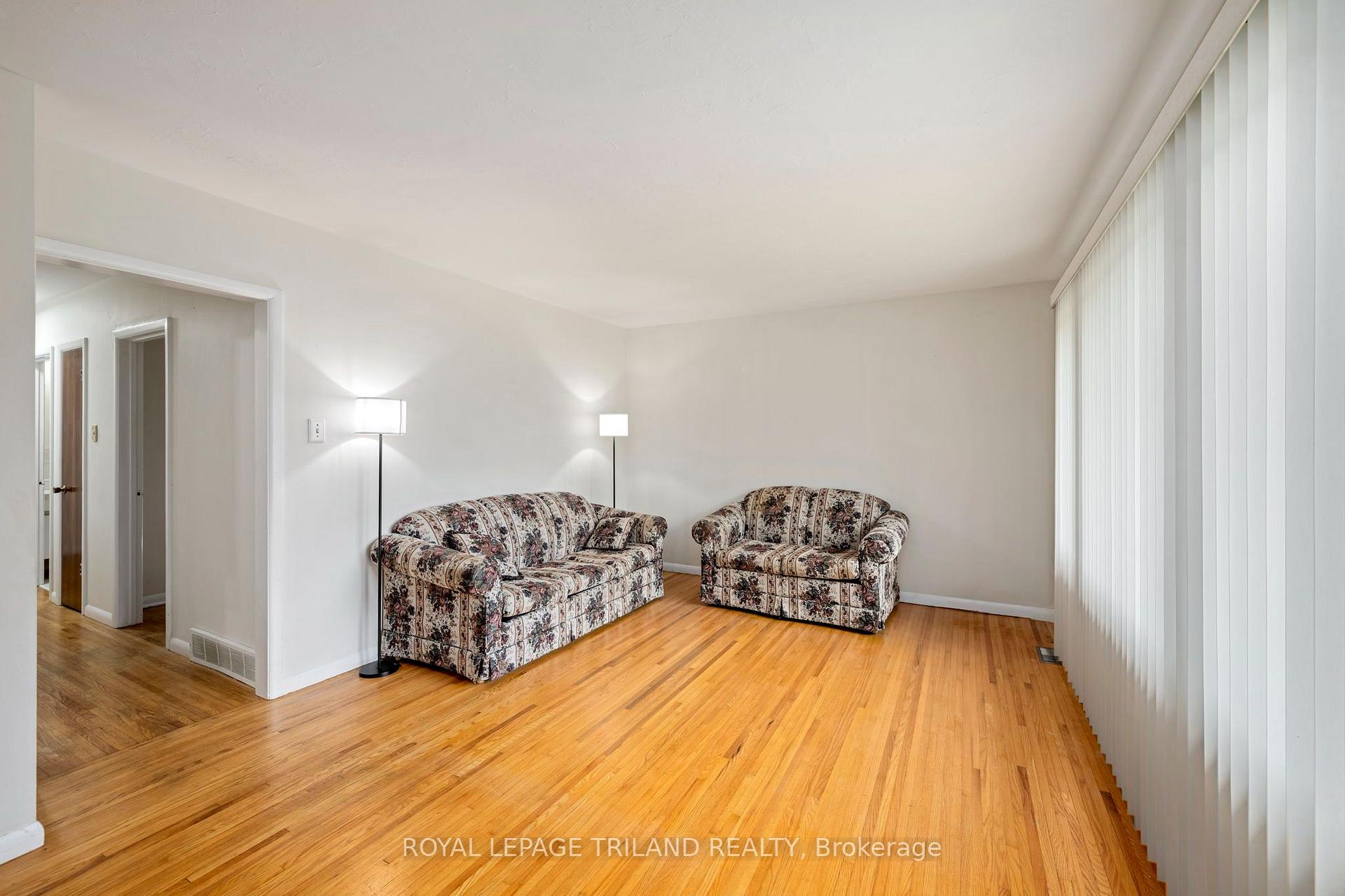 Photo 13 of 160 Wellesley Crescent, London, East I — HOMEH