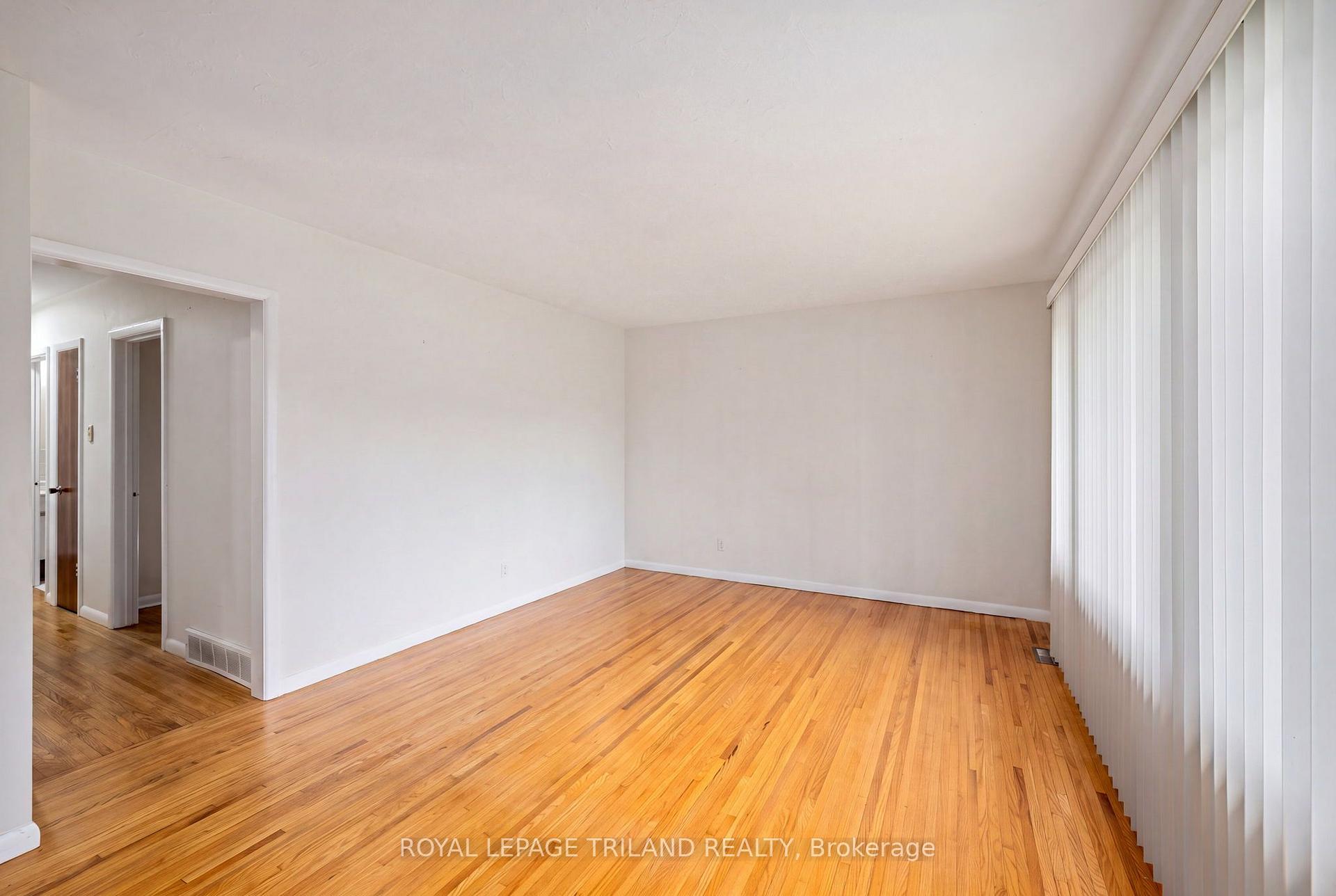 Photo 15 of 160 Wellesley Crescent, London, East I — HOMEH