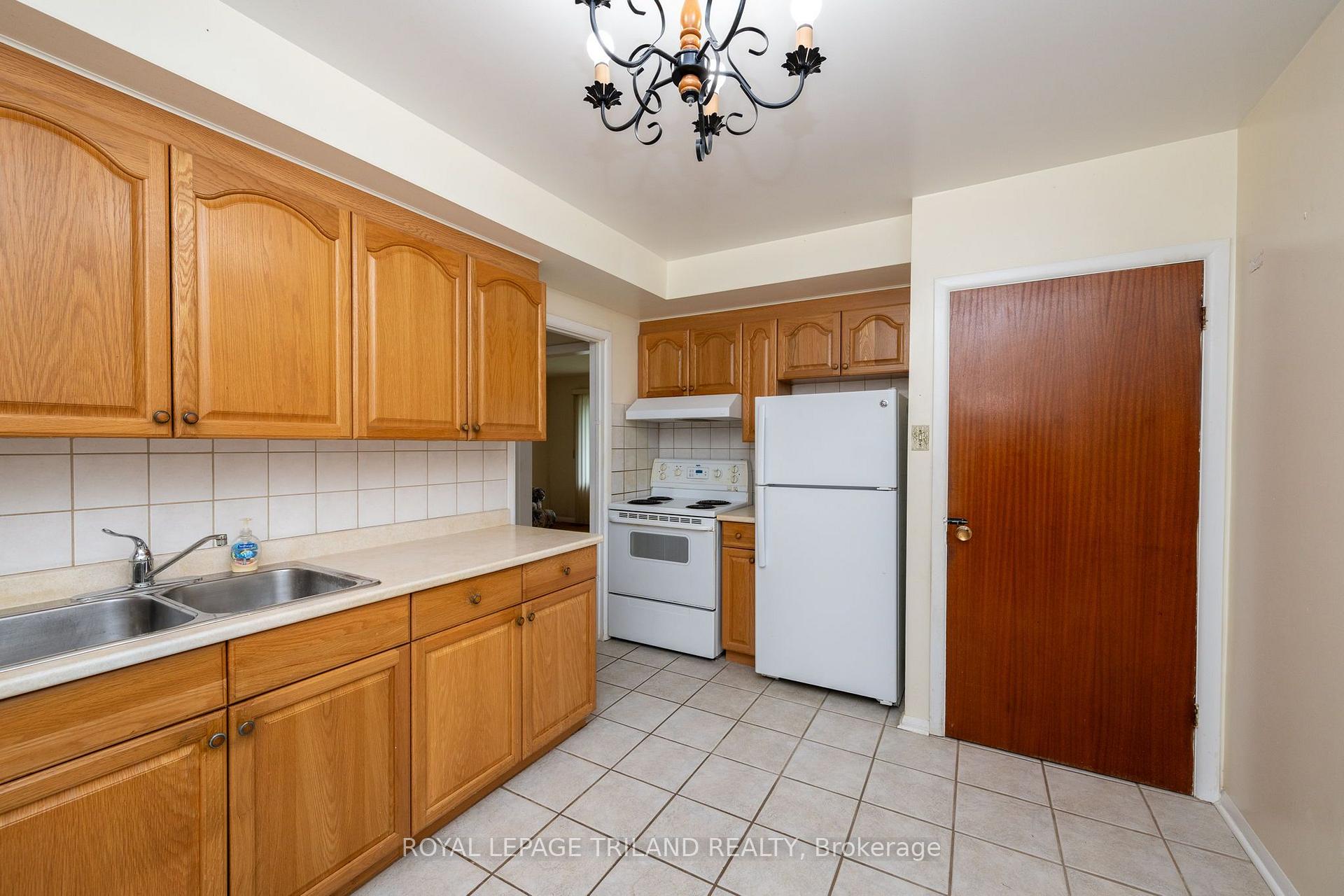 Photo 18 of 160 Wellesley Crescent, London, East I — HOMEH