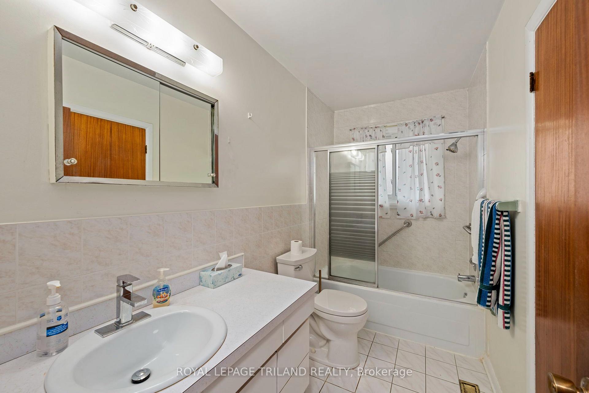 Photo 23 of 160 Wellesley Crescent, London, East I — HOMEH