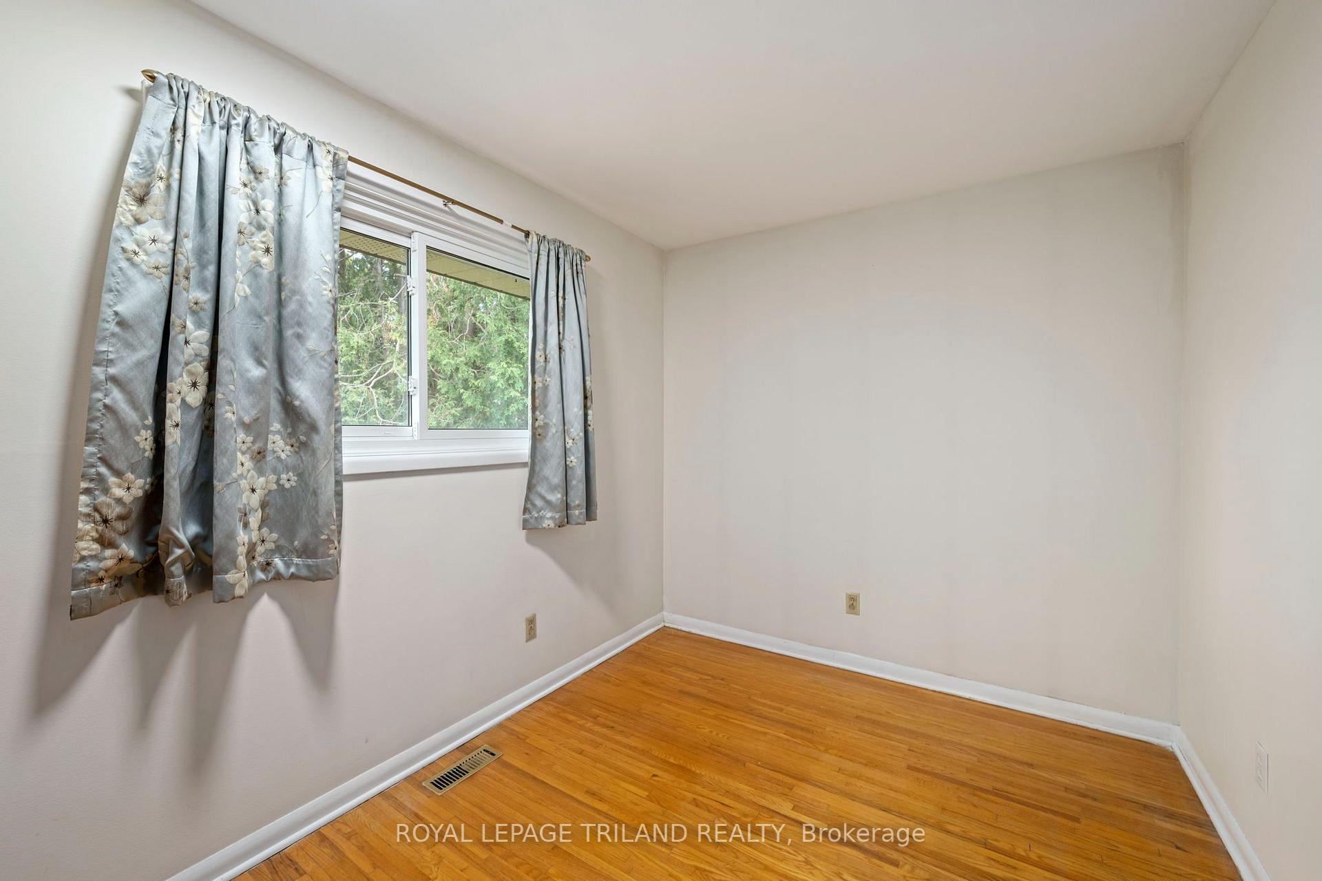 Photo 24 of 160 Wellesley Crescent, London, East I — HOMEH