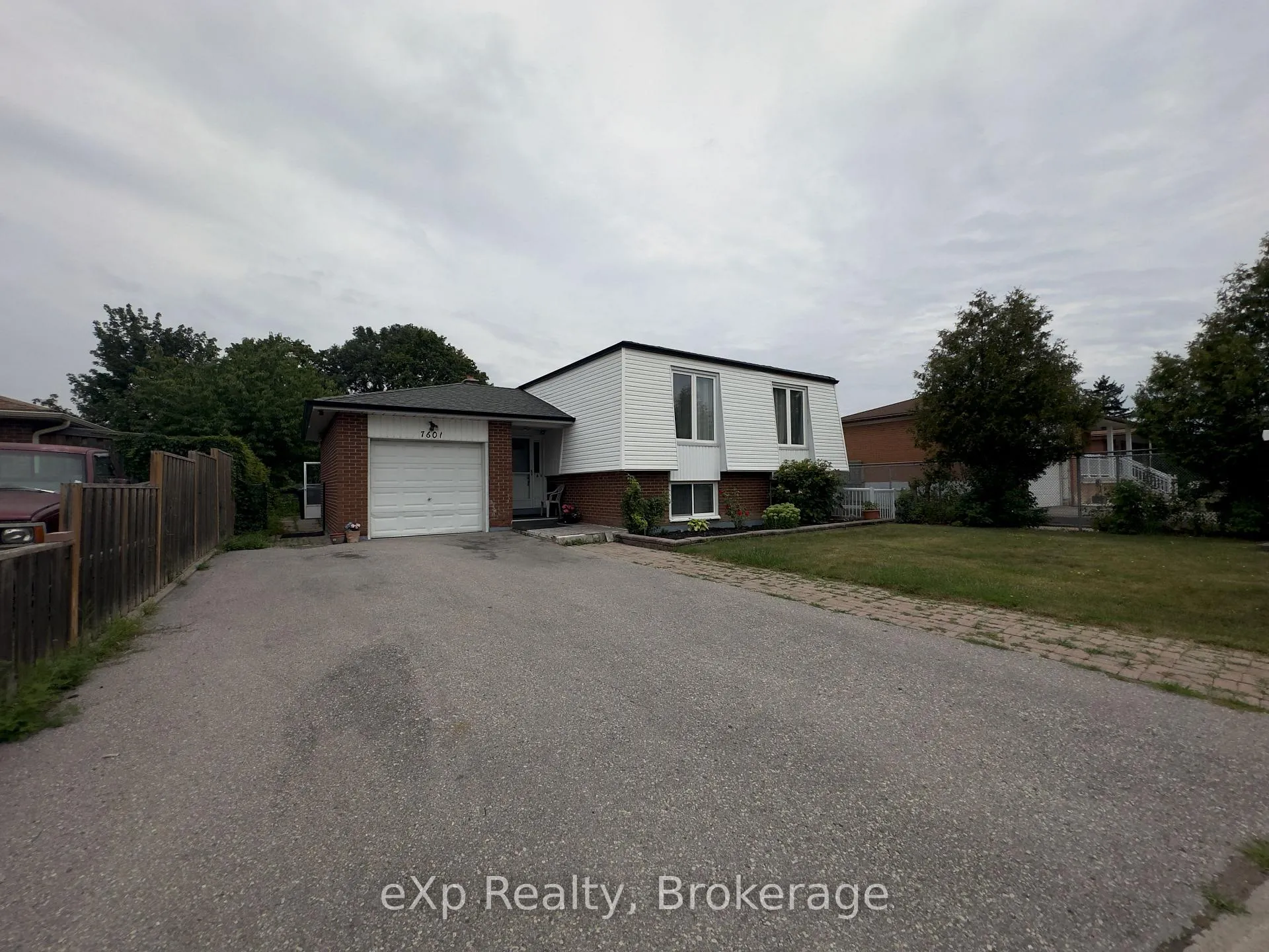 Photo 1 of 7601 Lockington Crescent, Mississauga, Malton — HOMEH