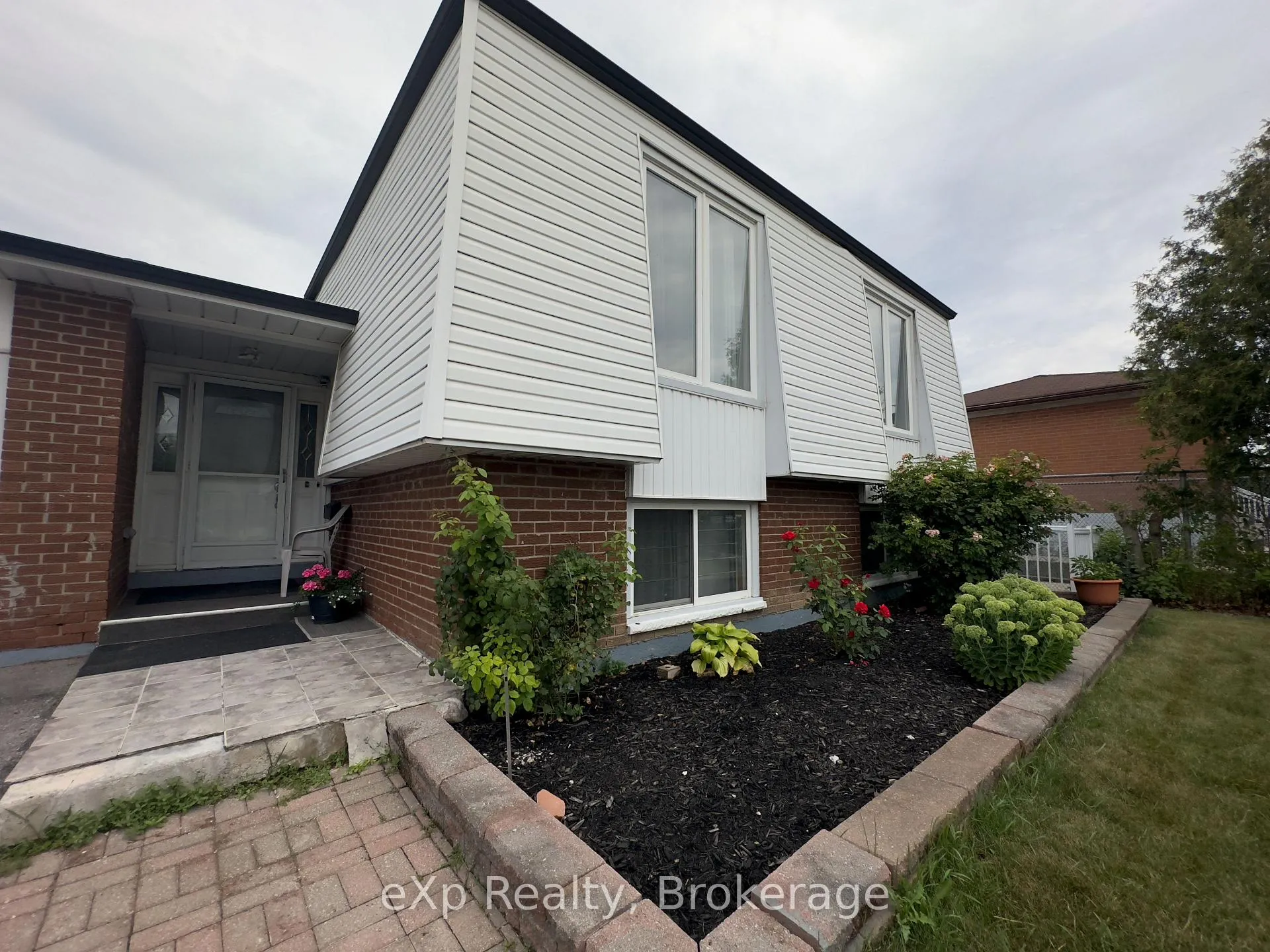 Photo 2 of 7601 Lockington Crescent, Mississauga, Malton — HOMEH