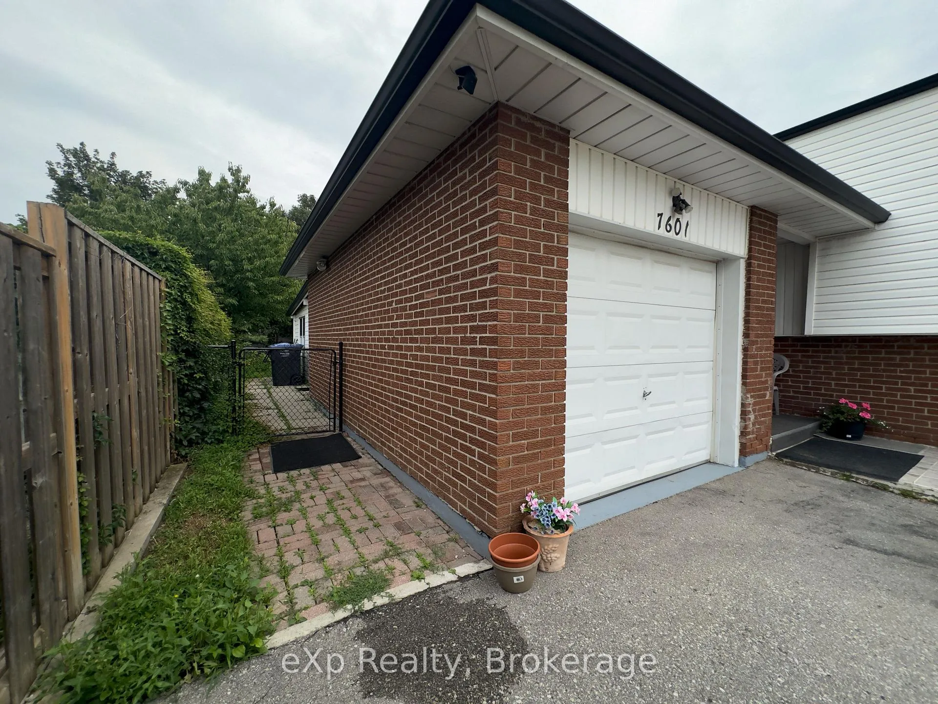 Photo 3 of 7601 Lockington Crescent, Mississauga, Malton — HOMEH