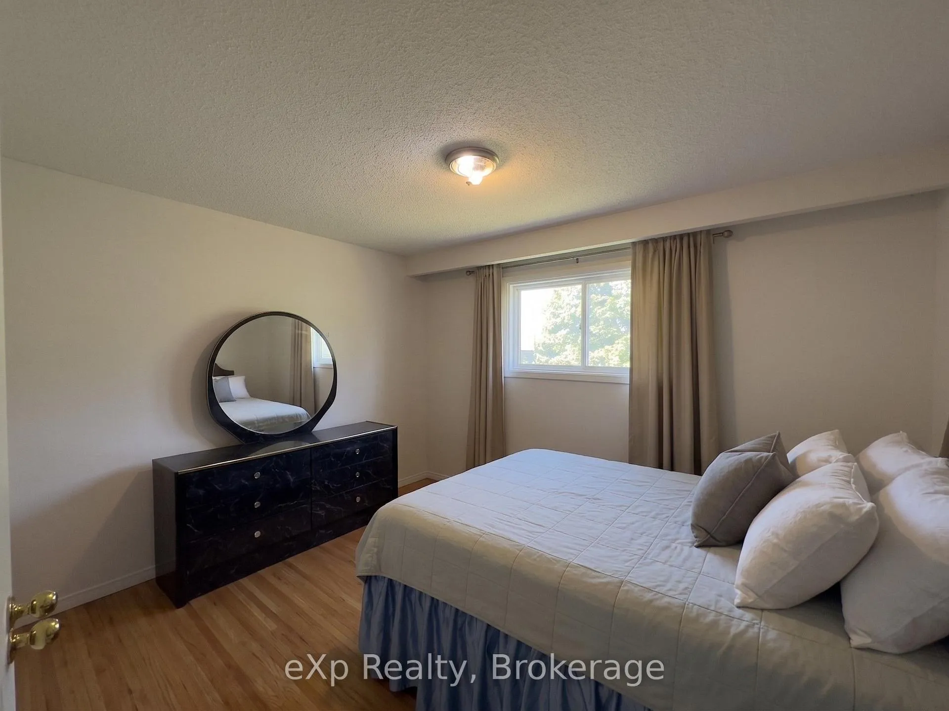Photo 9 of 7601 Lockington Crescent, Mississauga, Malton — HOMEH