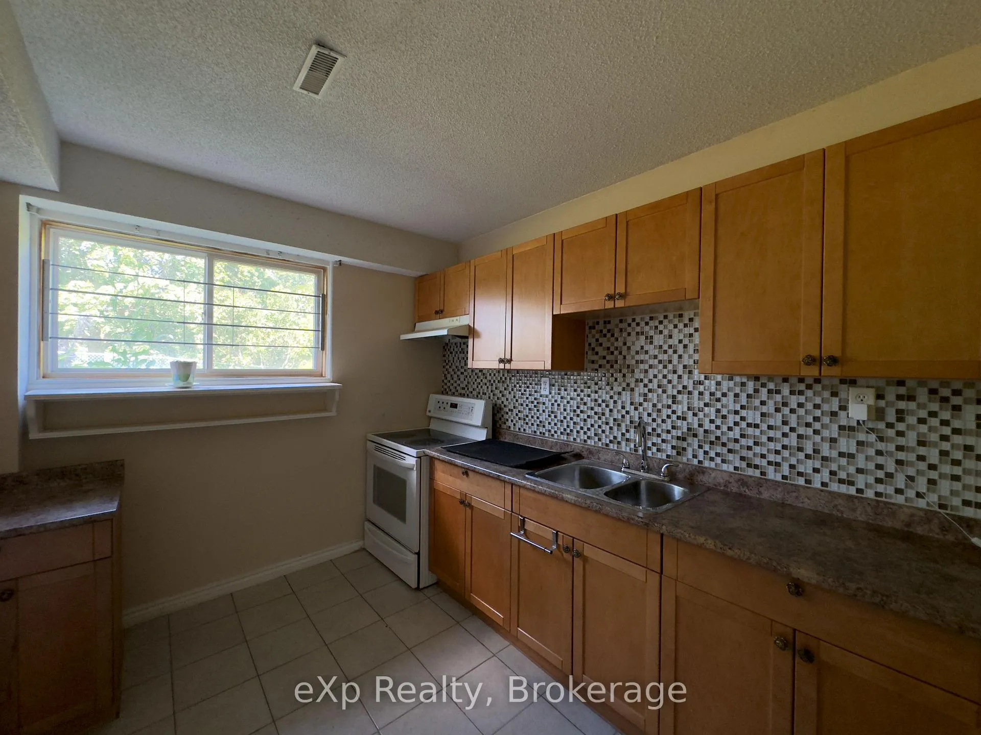 Photo 18 of 7601 Lockington Crescent, Mississauga, Malton — HOMEH