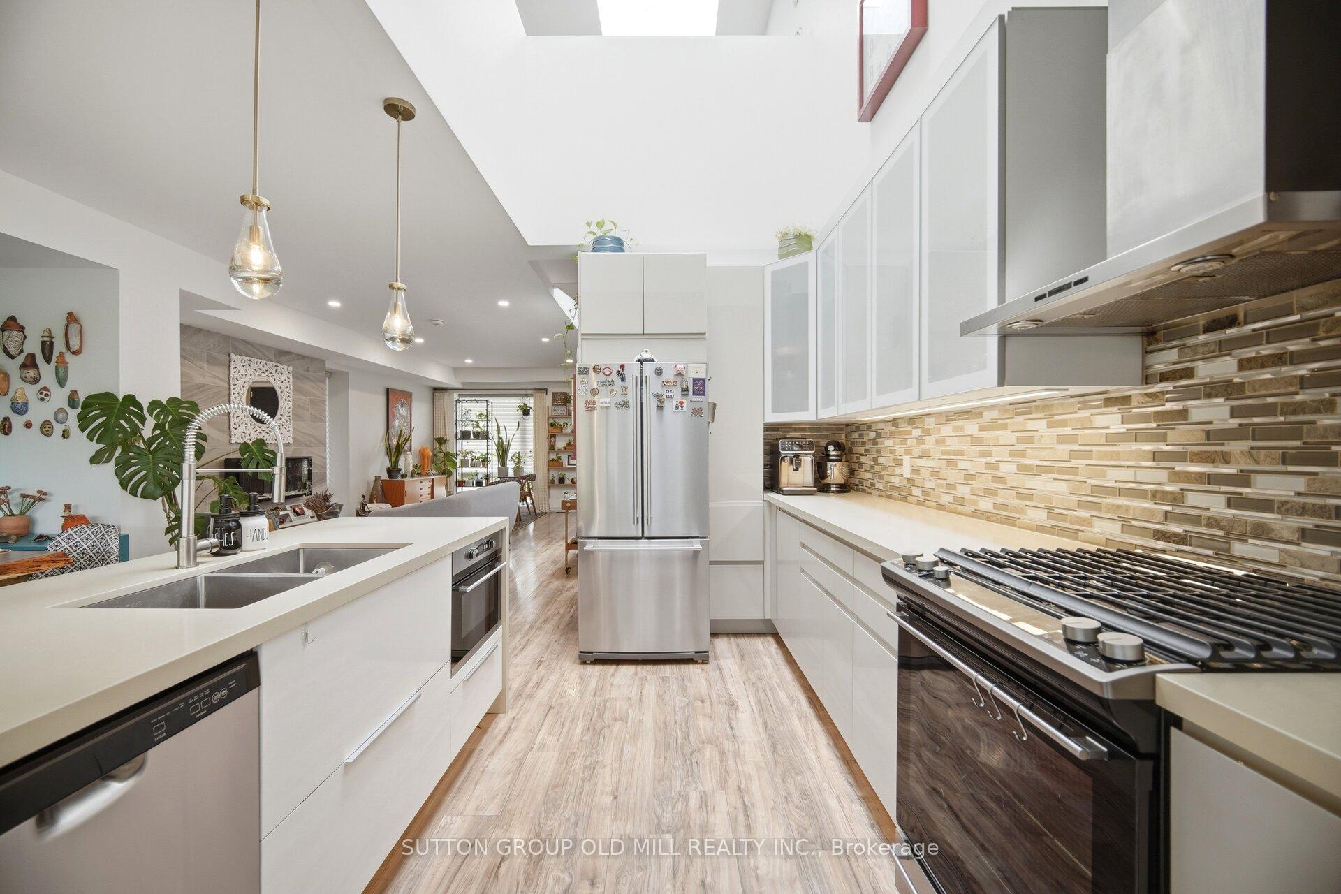 Photo 9 of 38 Algoma Street, Etobicoke, Mimico — HOMEH