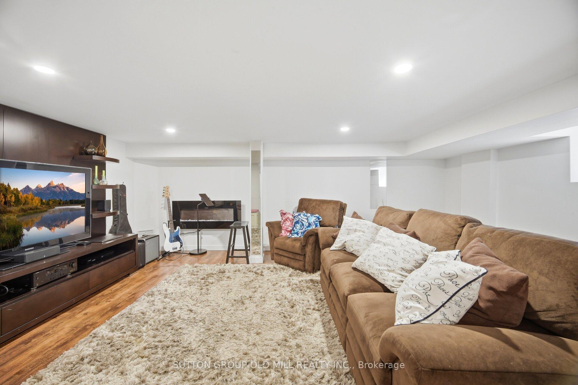 Photo 31 of 38 Algoma Street, Etobicoke, Mimico — HOMEH
