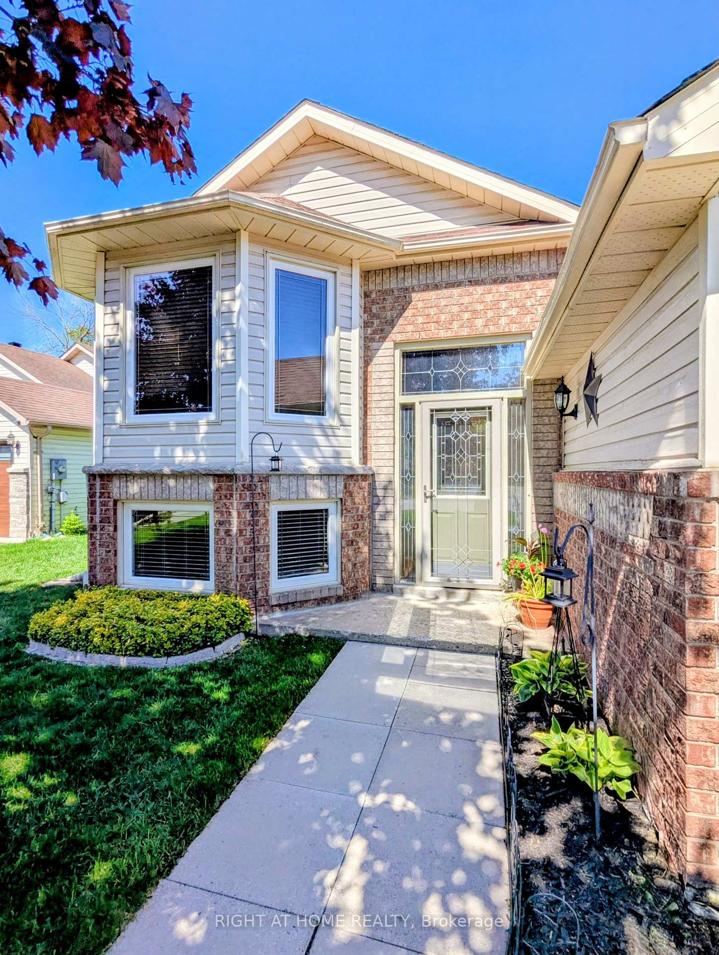 Photo 3 of 22 Donald Crescent, Wasaga Beach — HOMEH