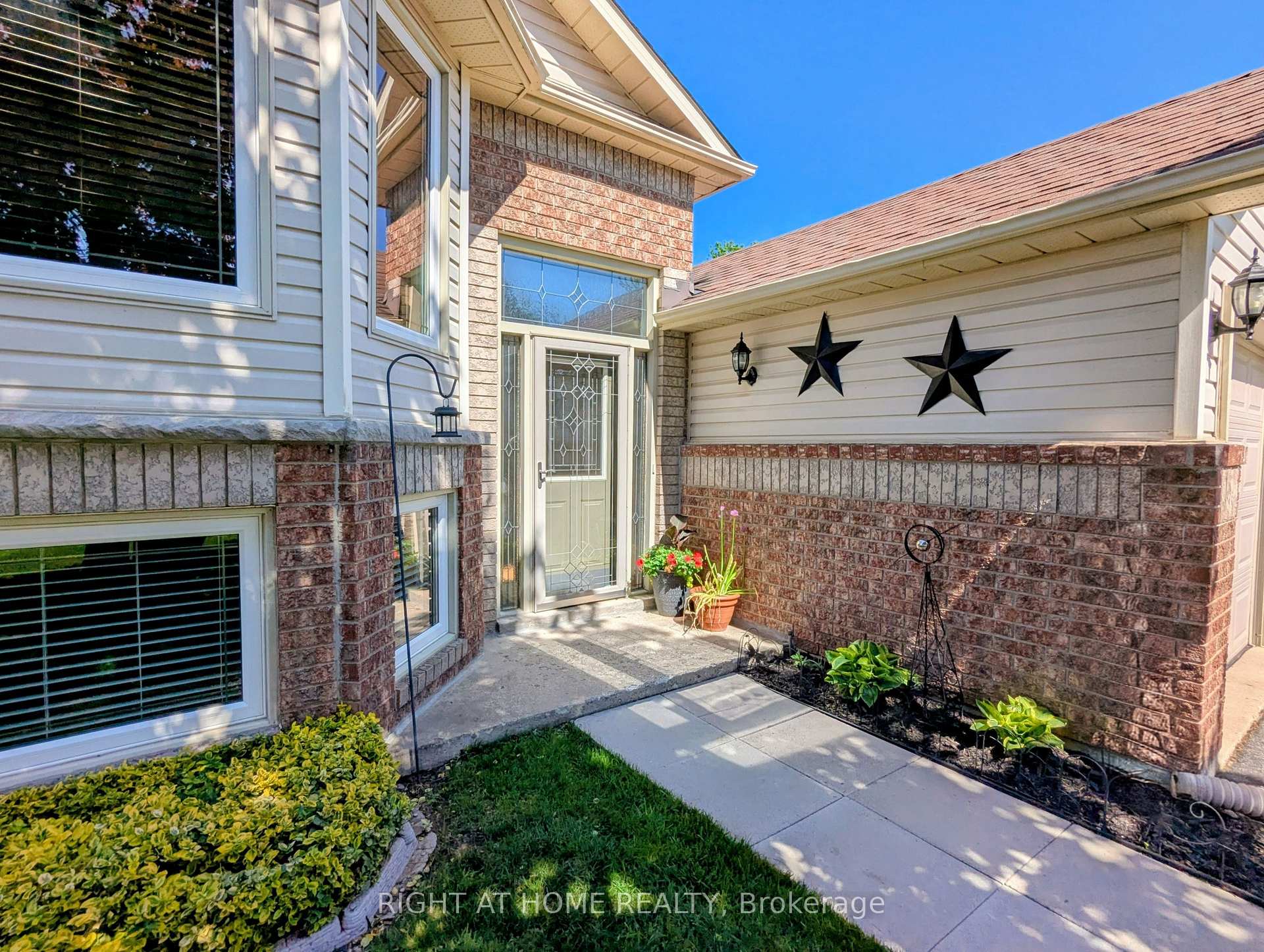 Photo 4 of 22 Donald Crescent, Wasaga Beach — HOMEH