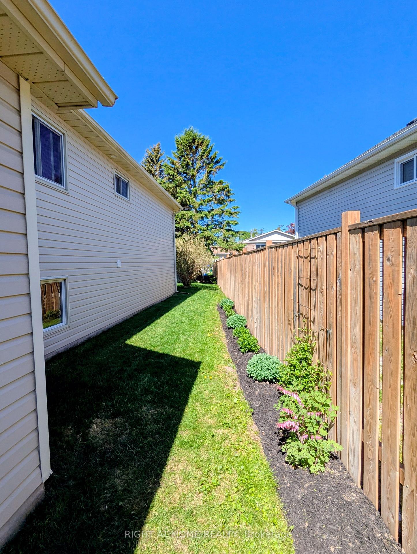 Photo 5 of 22 Donald Crescent, Wasaga Beach — HOMEH