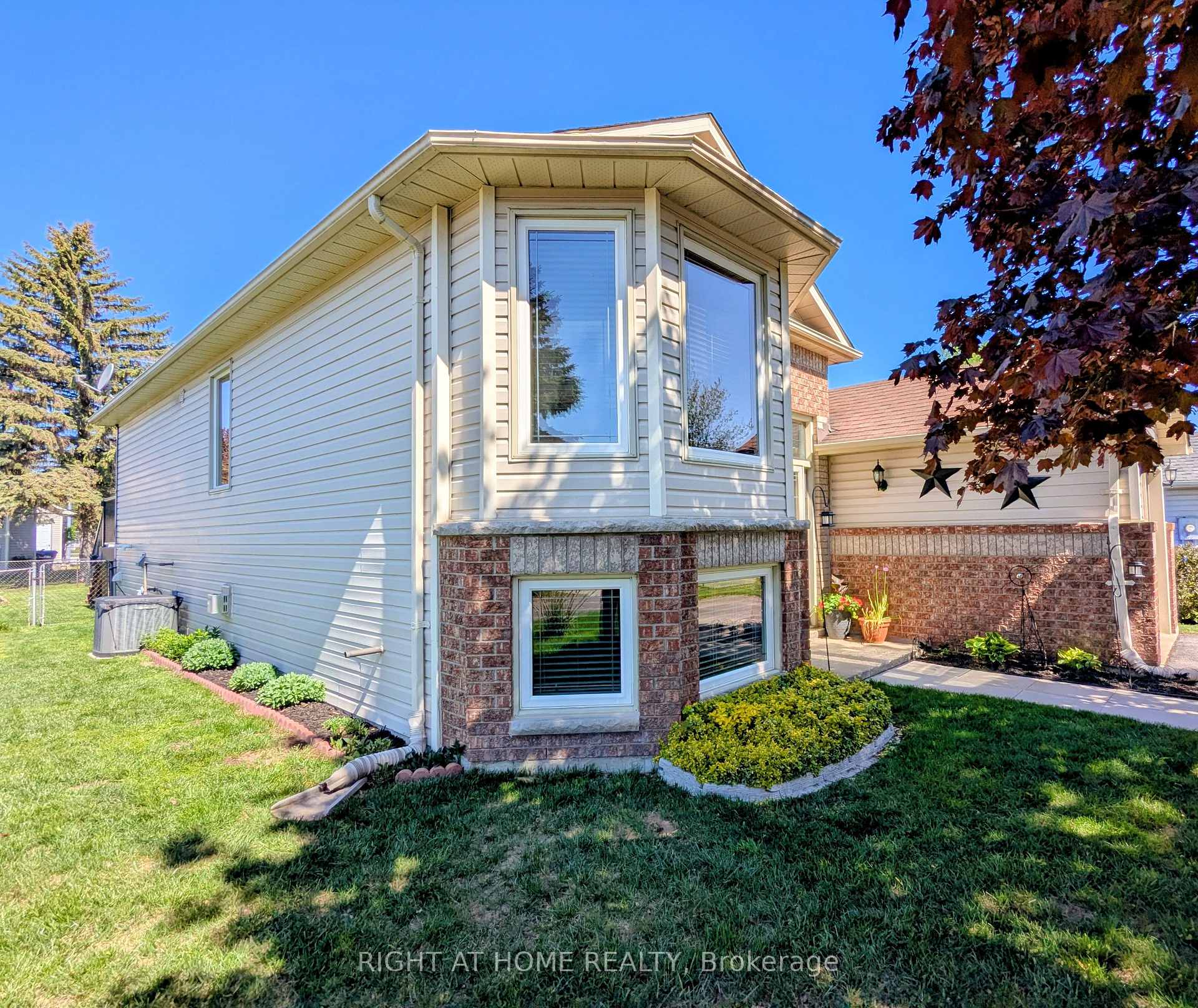 Photo 6 of 22 Donald Crescent, Wasaga Beach — HOMEH
