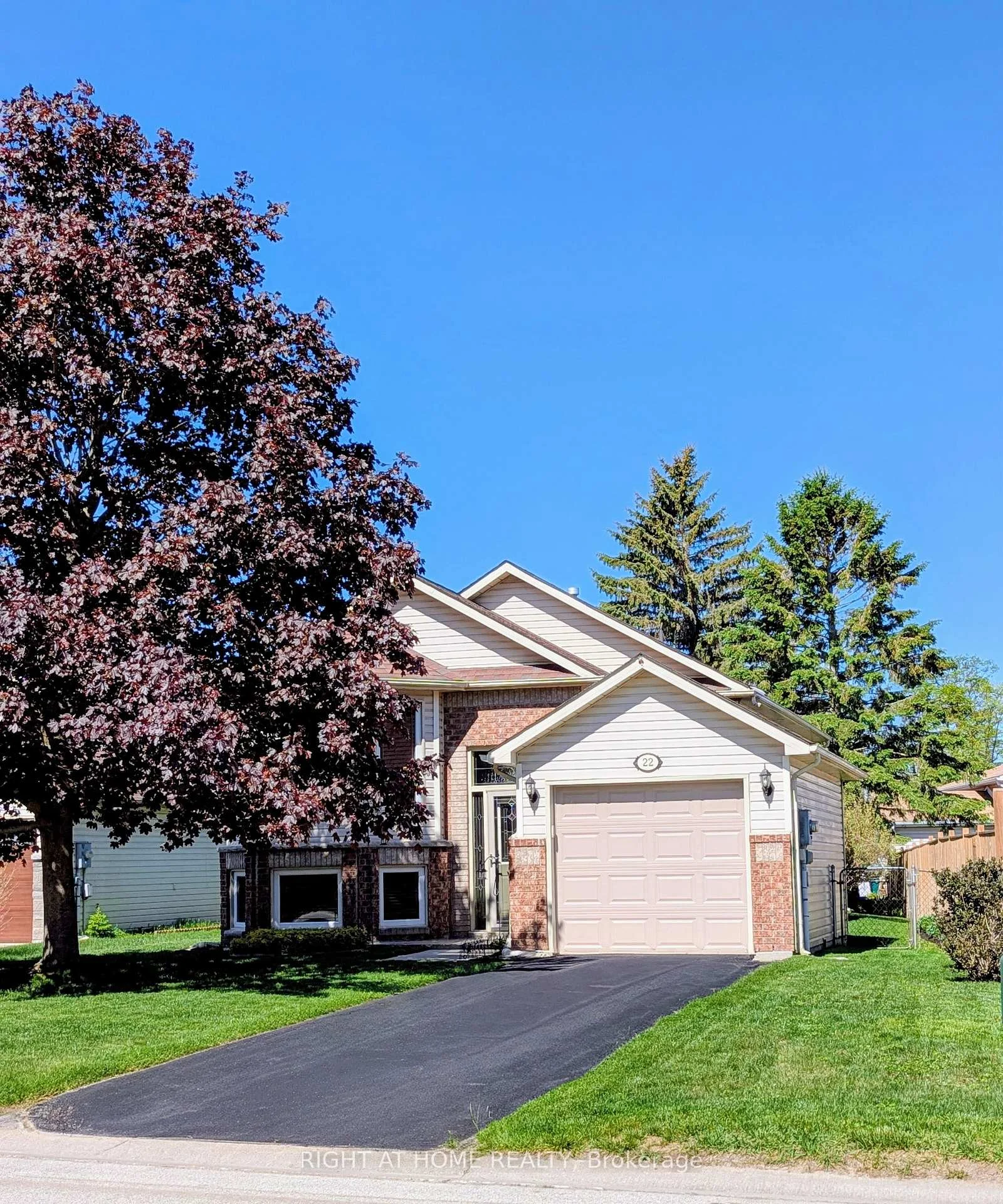 Photo 2 of 22 Donald Crescent, Wasaga Beach — HOMEH