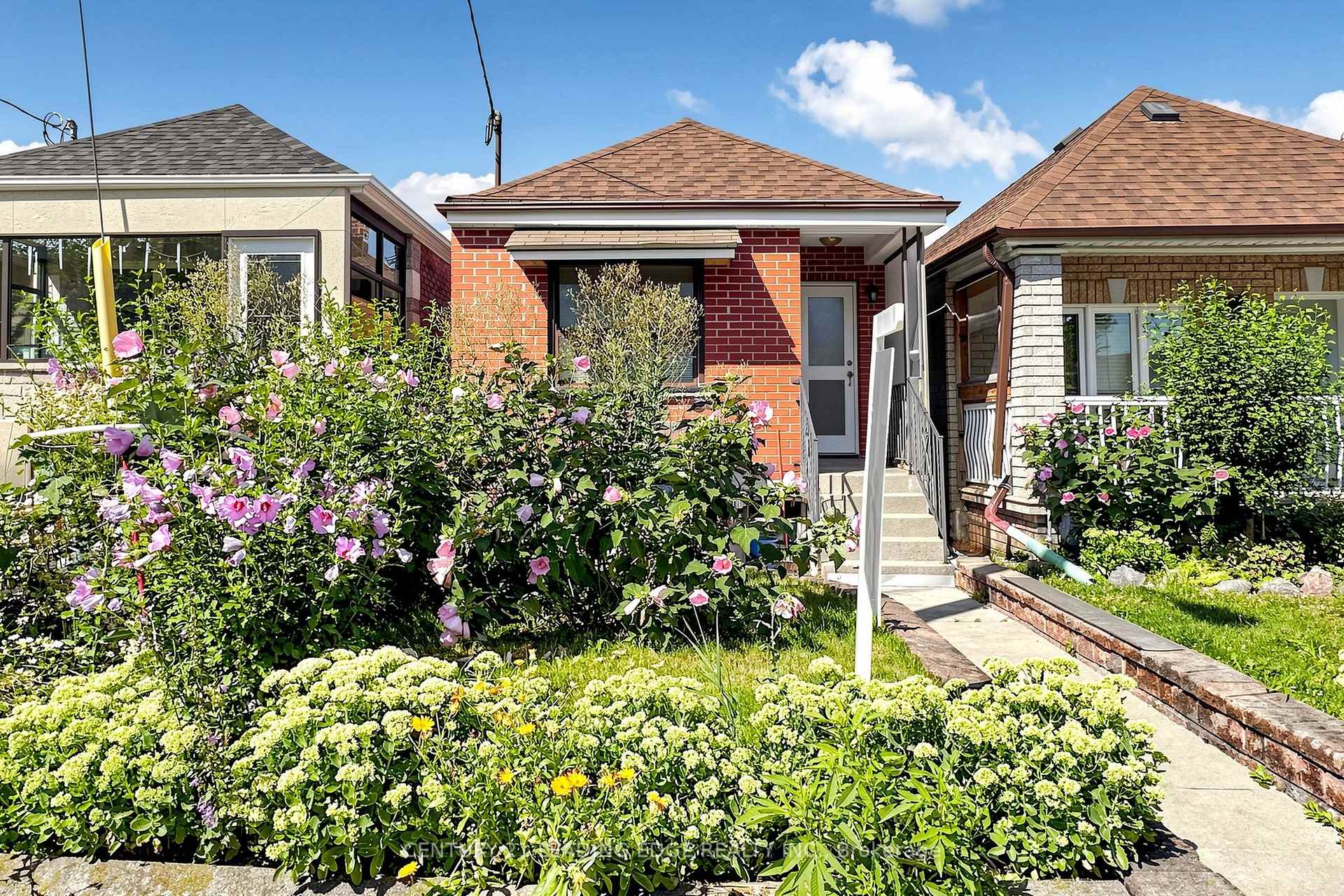 Photo 5 of 180 Gilbert Avenue, Toronto, Caledonia-Fairbank — HOMEH