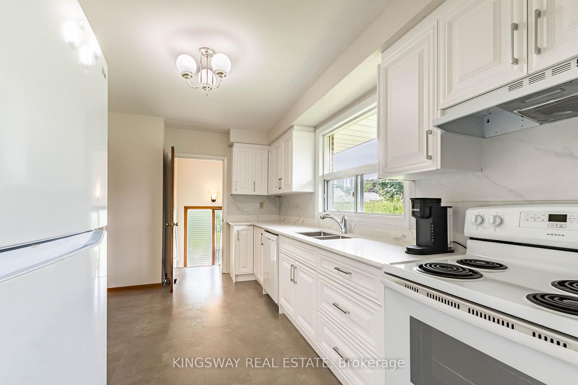 Photo 3 of 163 Floradale Drive, Mississauga, Cooksville — HOMEH