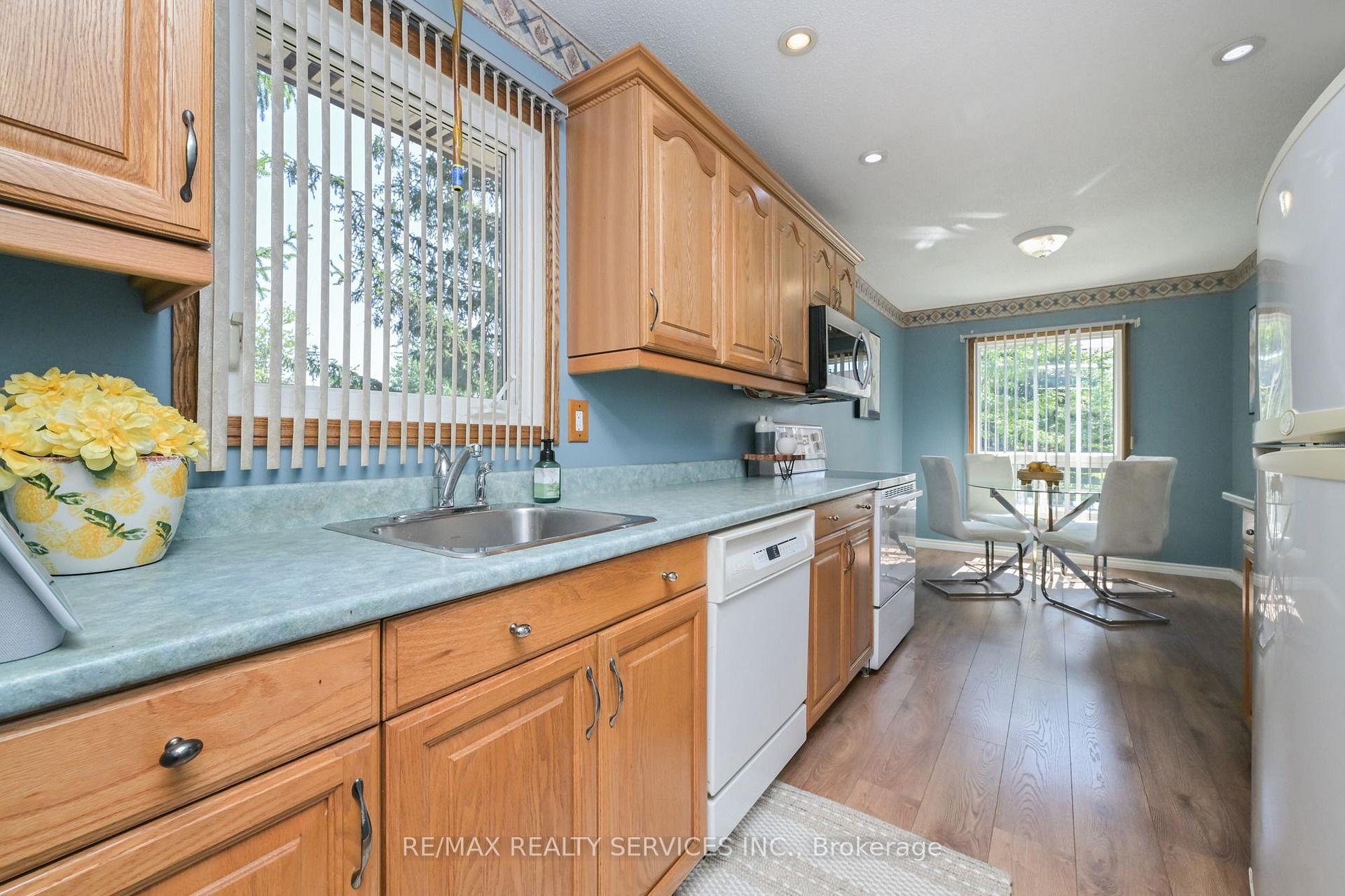 Photo 8 of 2 Lindridge Avenue, Brampton, Westgate — HOMEH
