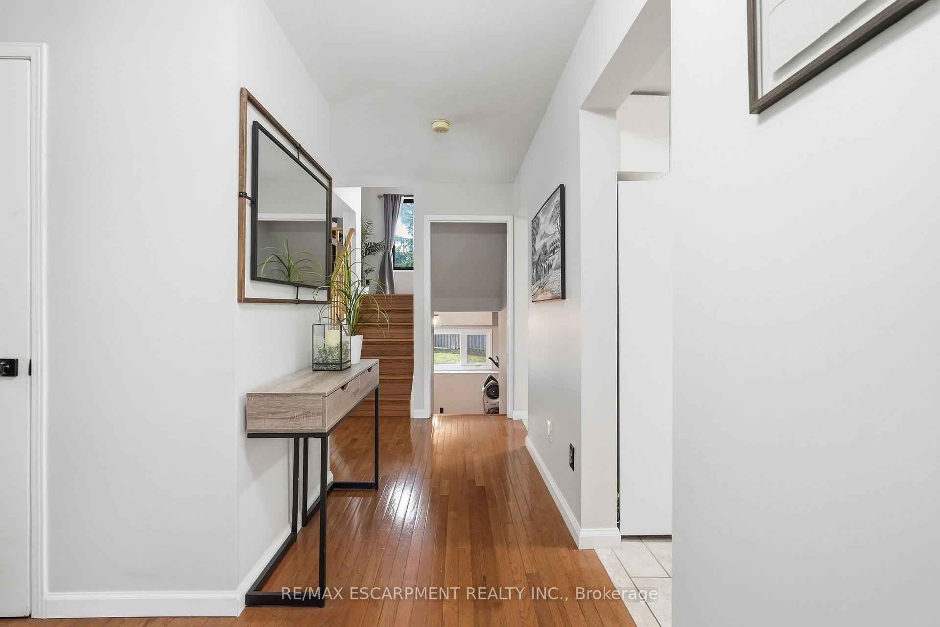 Photo 4 of 6 Woodcroft Crescent, Hamilton, Waterdown — HOMEH