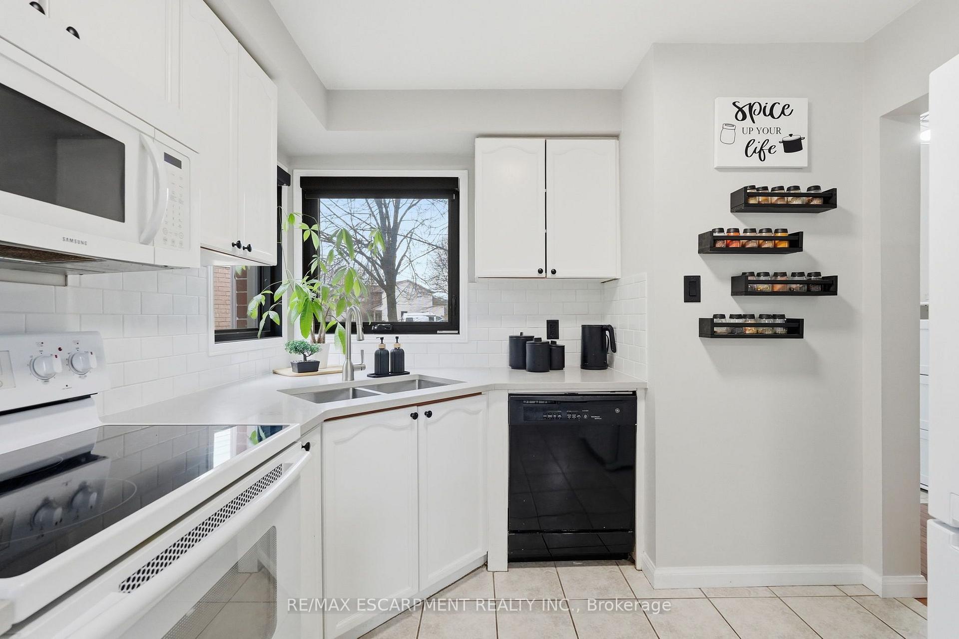 Photo 5 of 6 Woodcroft Crescent, Hamilton, Waterdown — HOMEH