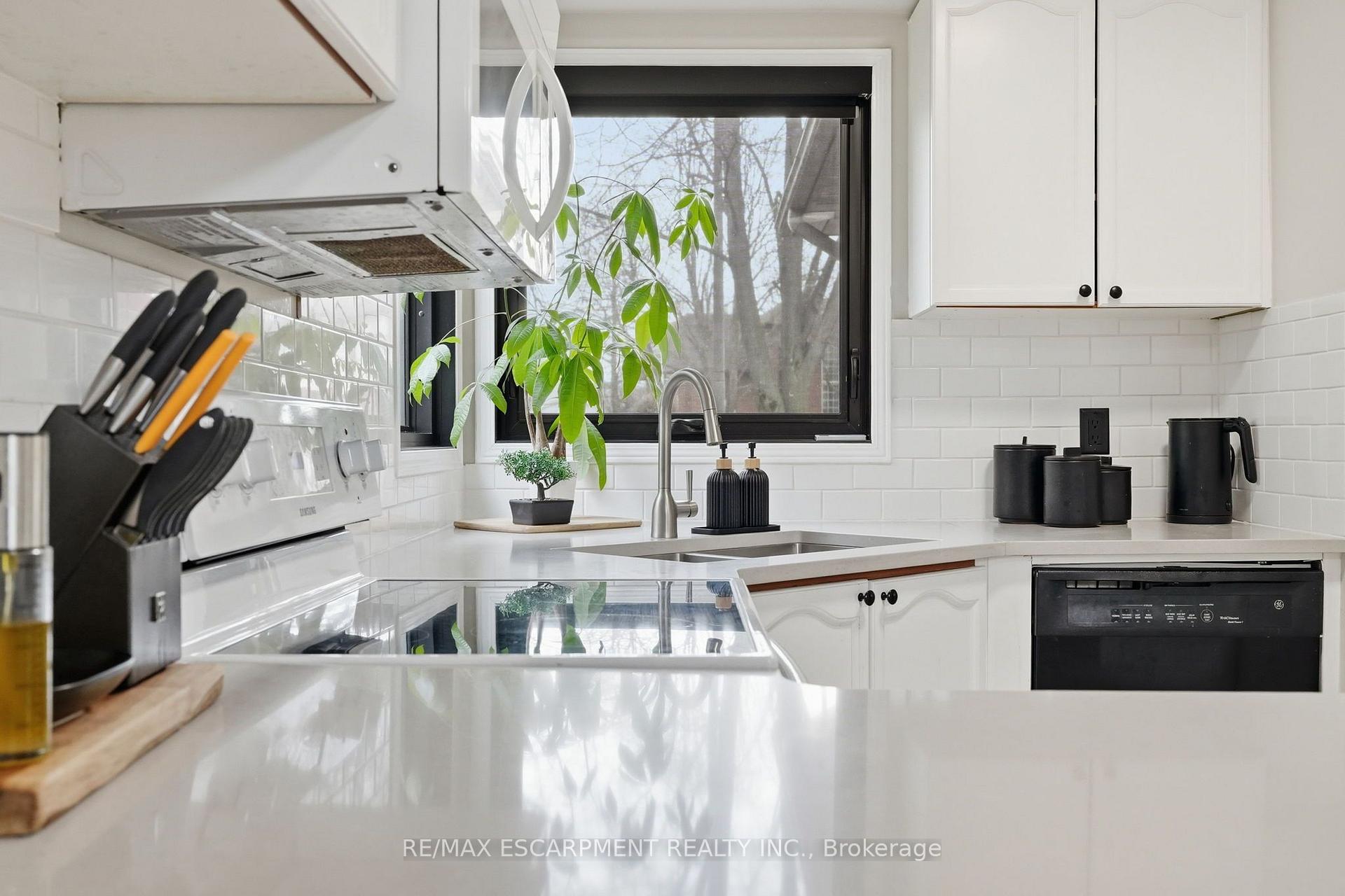 Photo 6 of 6 Woodcroft Crescent, Hamilton, Waterdown — HOMEH