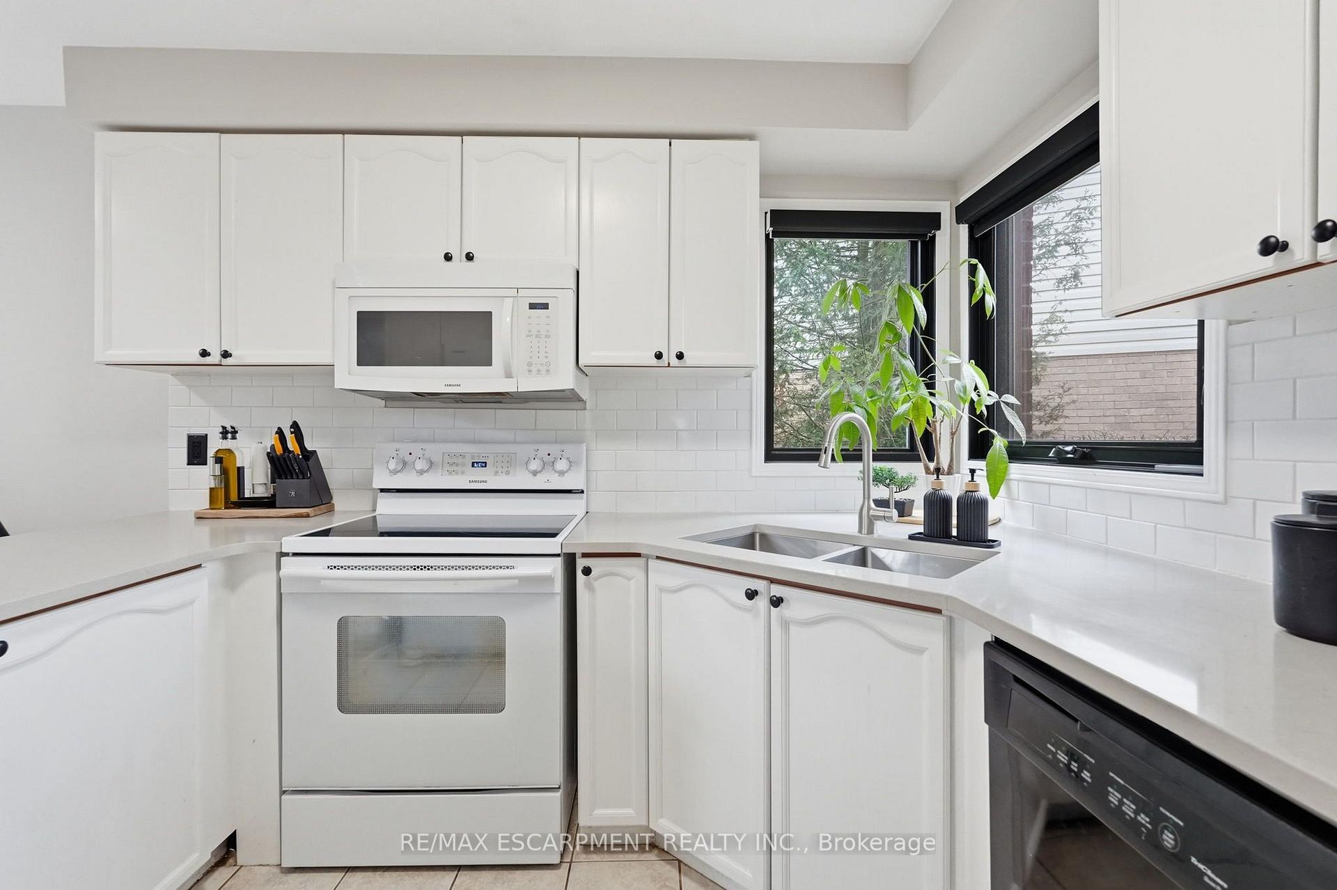 Photo 7 of 6 Woodcroft Crescent, Hamilton, Waterdown — HOMEH