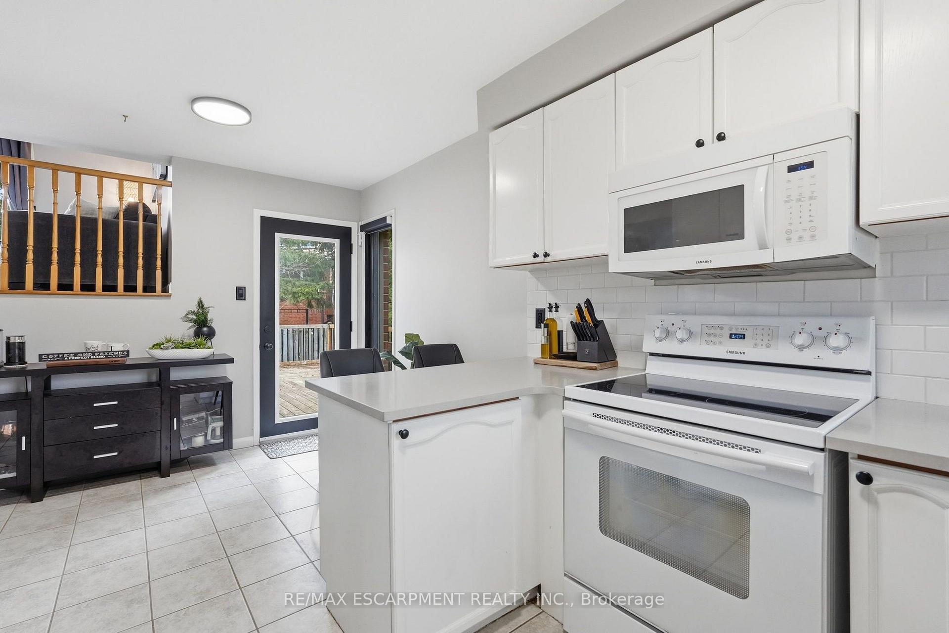 Photo 8 of 6 Woodcroft Crescent, Hamilton, Waterdown — HOMEH