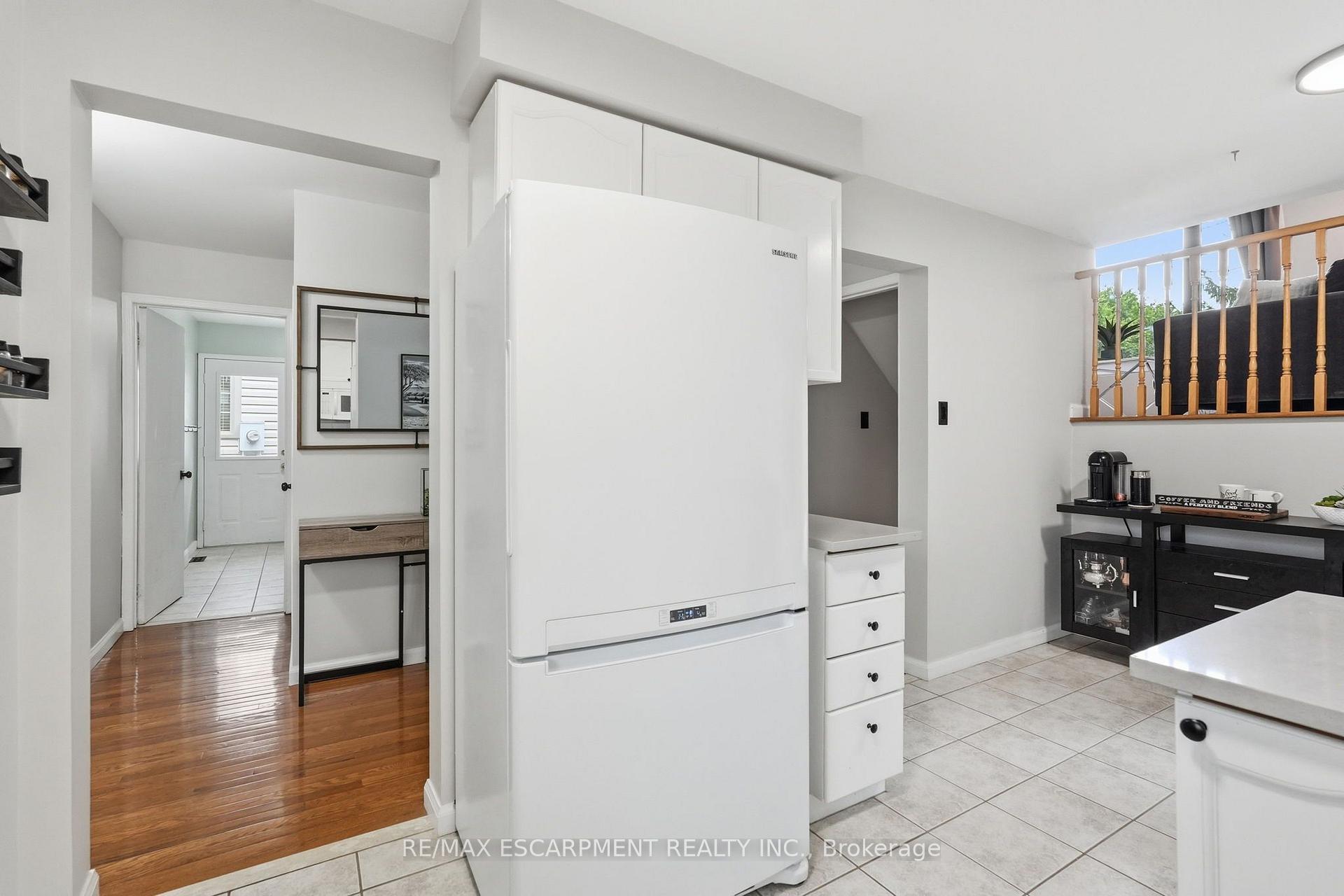 Photo 9 of 6 Woodcroft Crescent, Hamilton, Waterdown — HOMEH