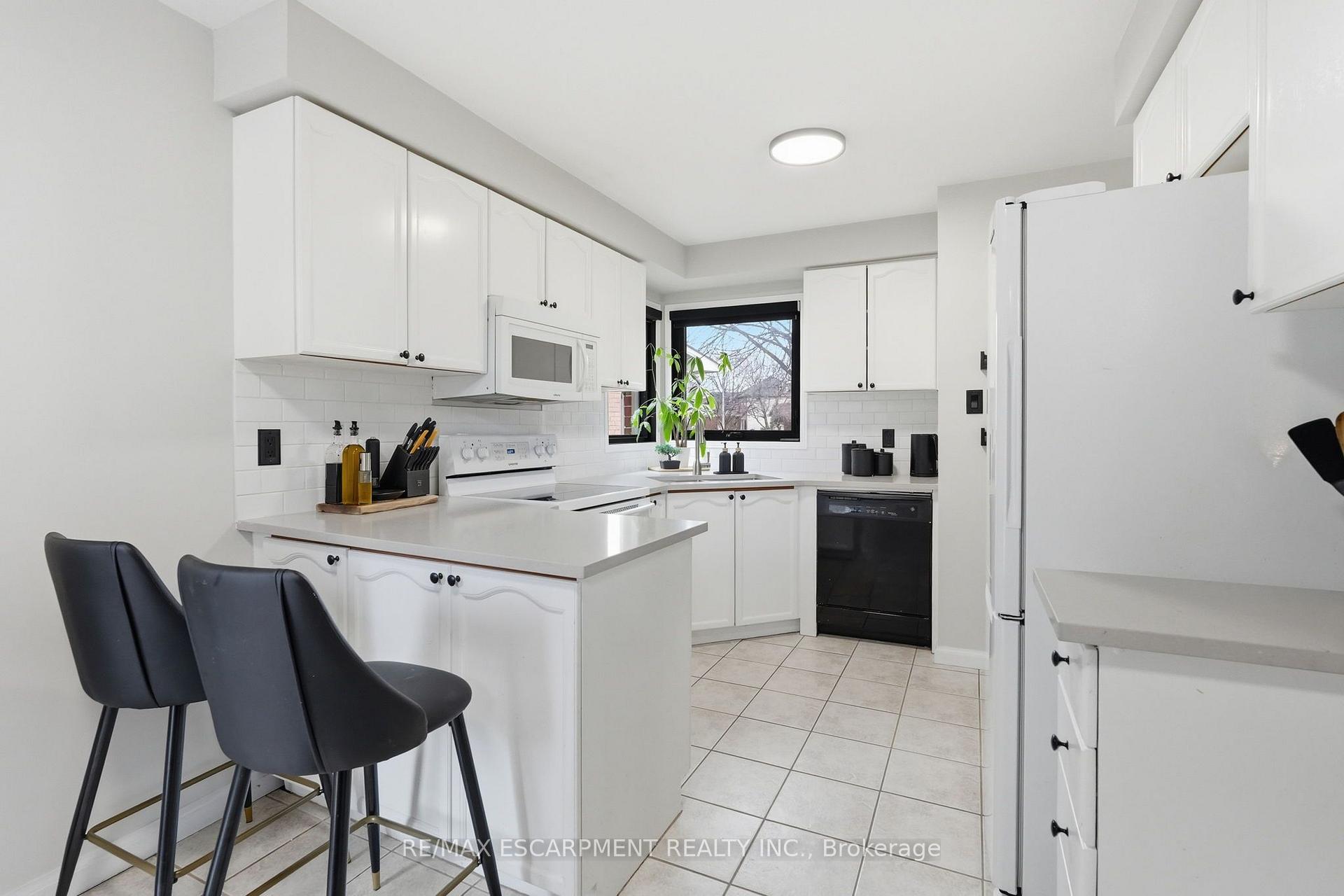 Photo 10 of 6 Woodcroft Crescent, Hamilton, Waterdown — HOMEH