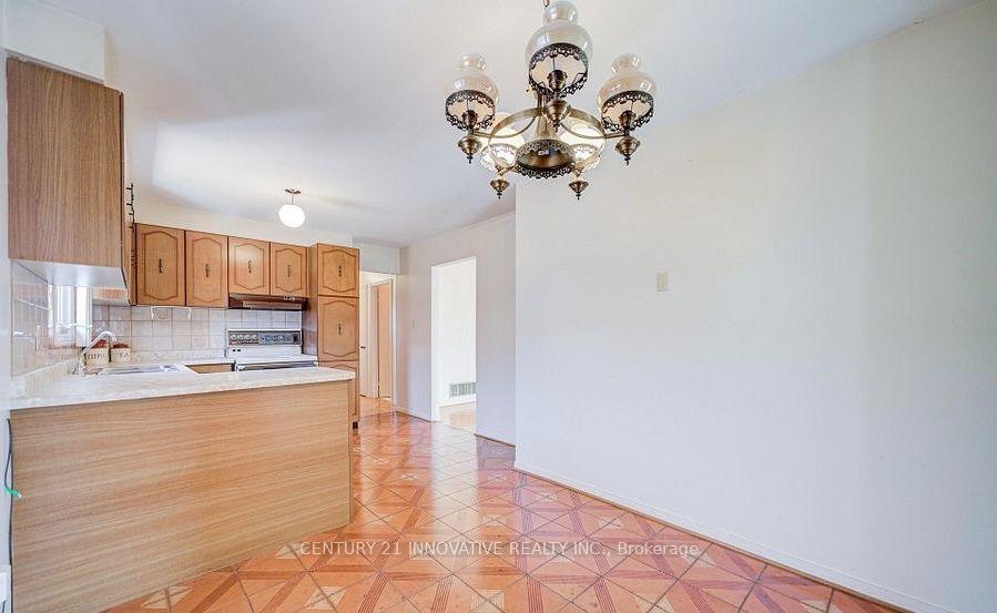 Photo 2 of 9 Capstan Court, North York, Glenfield-Jane Heights — HOMEH