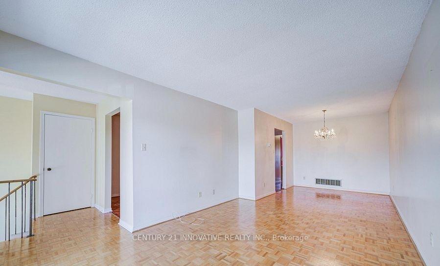 Photo 4 of 9 Capstan Court, North York, Glenfield-Jane Heights — HOMEH