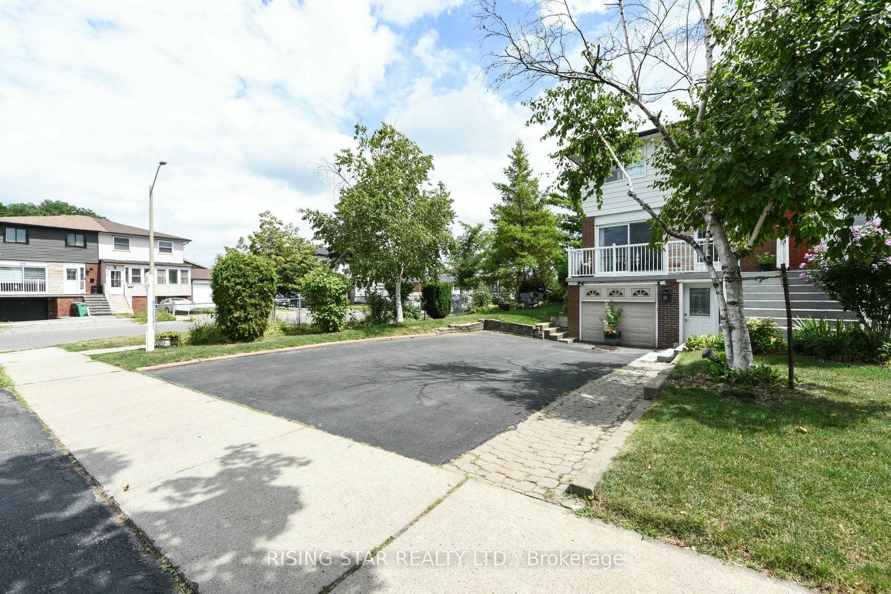 Photo 2 of 3295 Chipley Crescent, Mississauga, Malton — HOMEH
