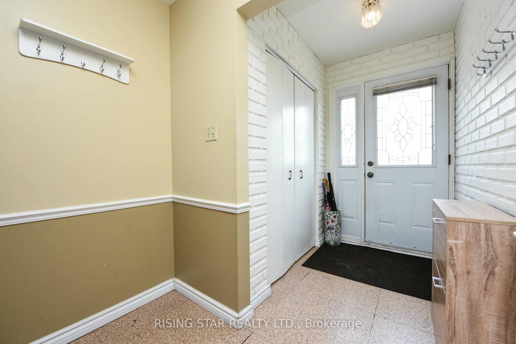 Photo 3 of 3295 Chipley Crescent, Mississauga, Malton — HOMEH