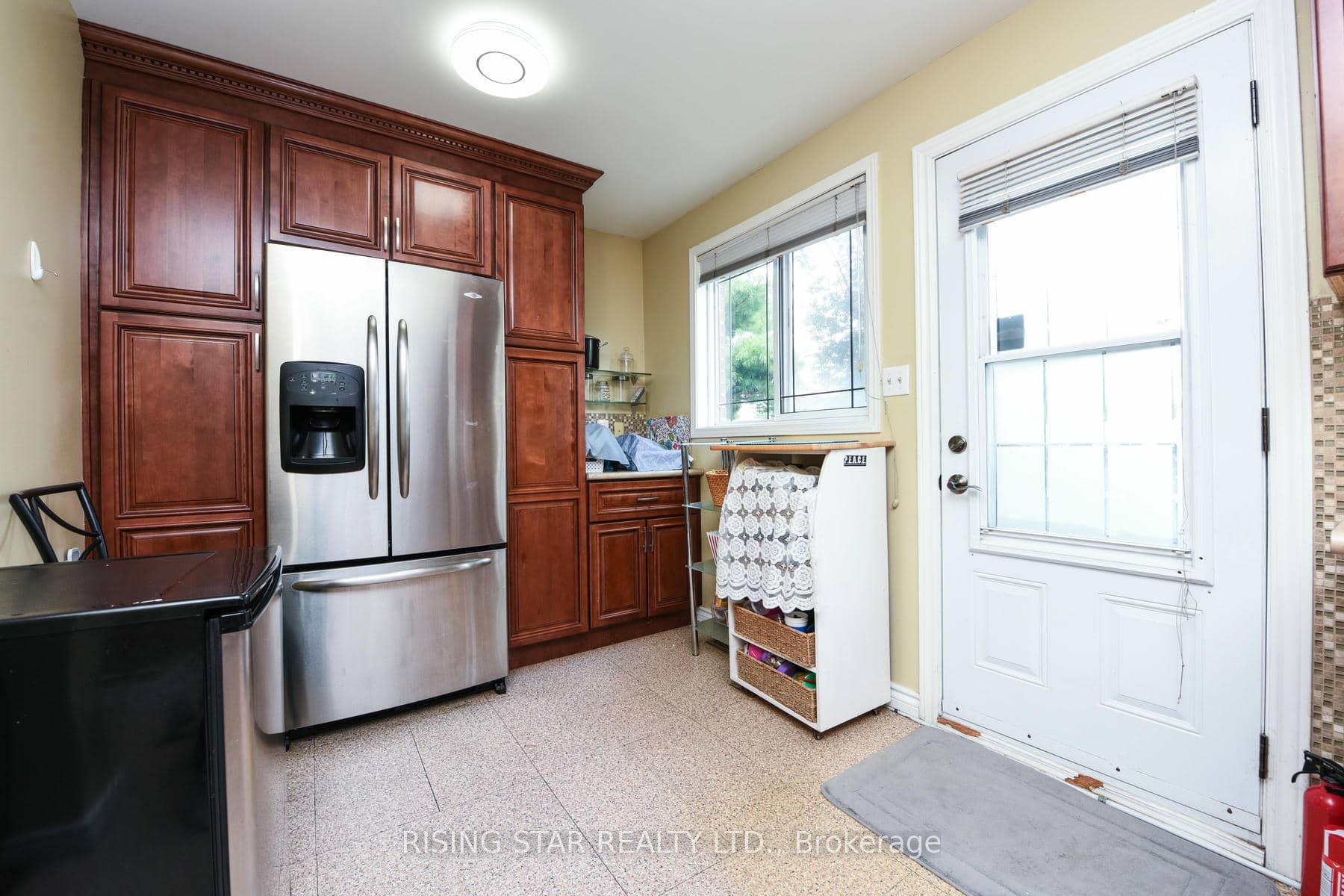 Photo 4 of 3295 Chipley Crescent, Mississauga, Malton — HOMEH