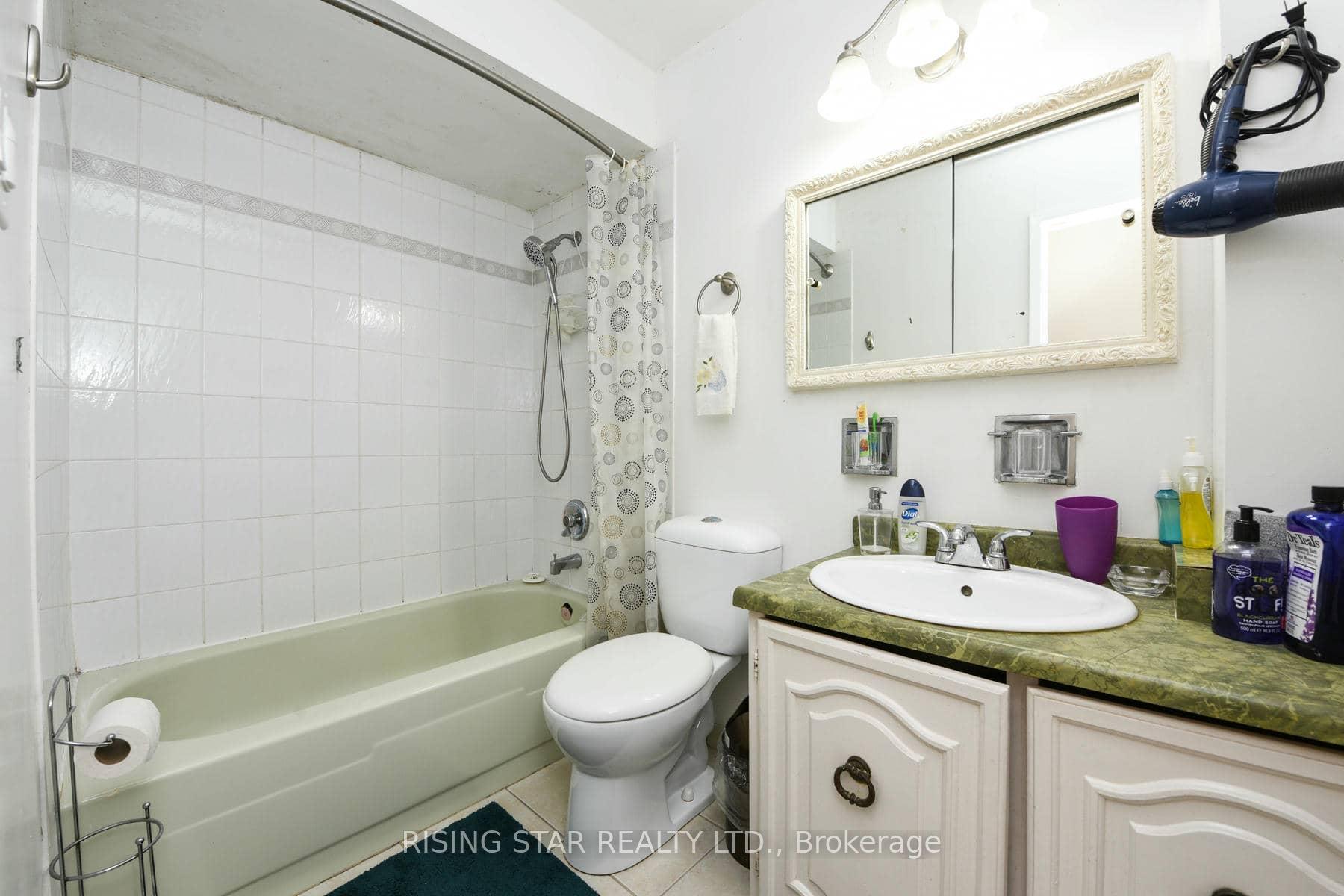 Photo 5 of 3295 Chipley Crescent, Mississauga, Malton — HOMEH