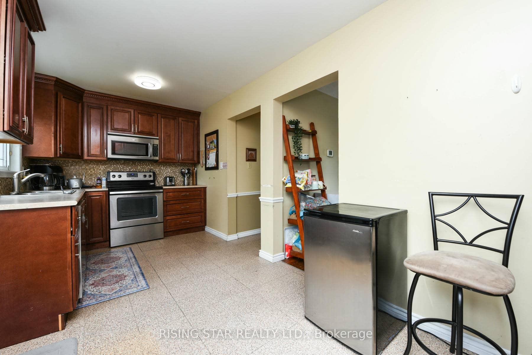 Photo 6 of 3295 Chipley Crescent, Mississauga, Malton — HOMEH