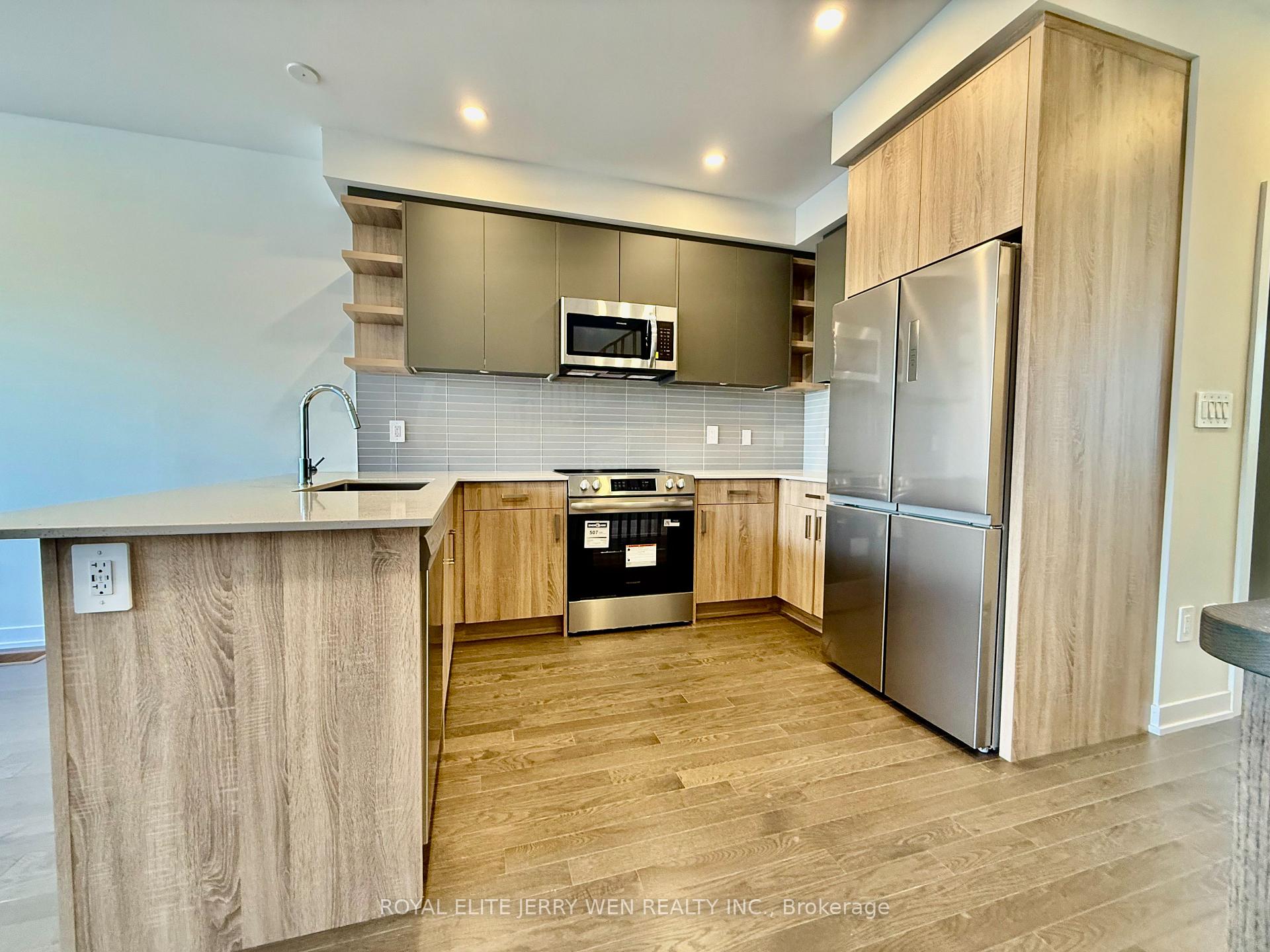 Photo 4 of 46 Green Gardens Boulevard, Toronto, Englemount-Lawrence — HOMEH
