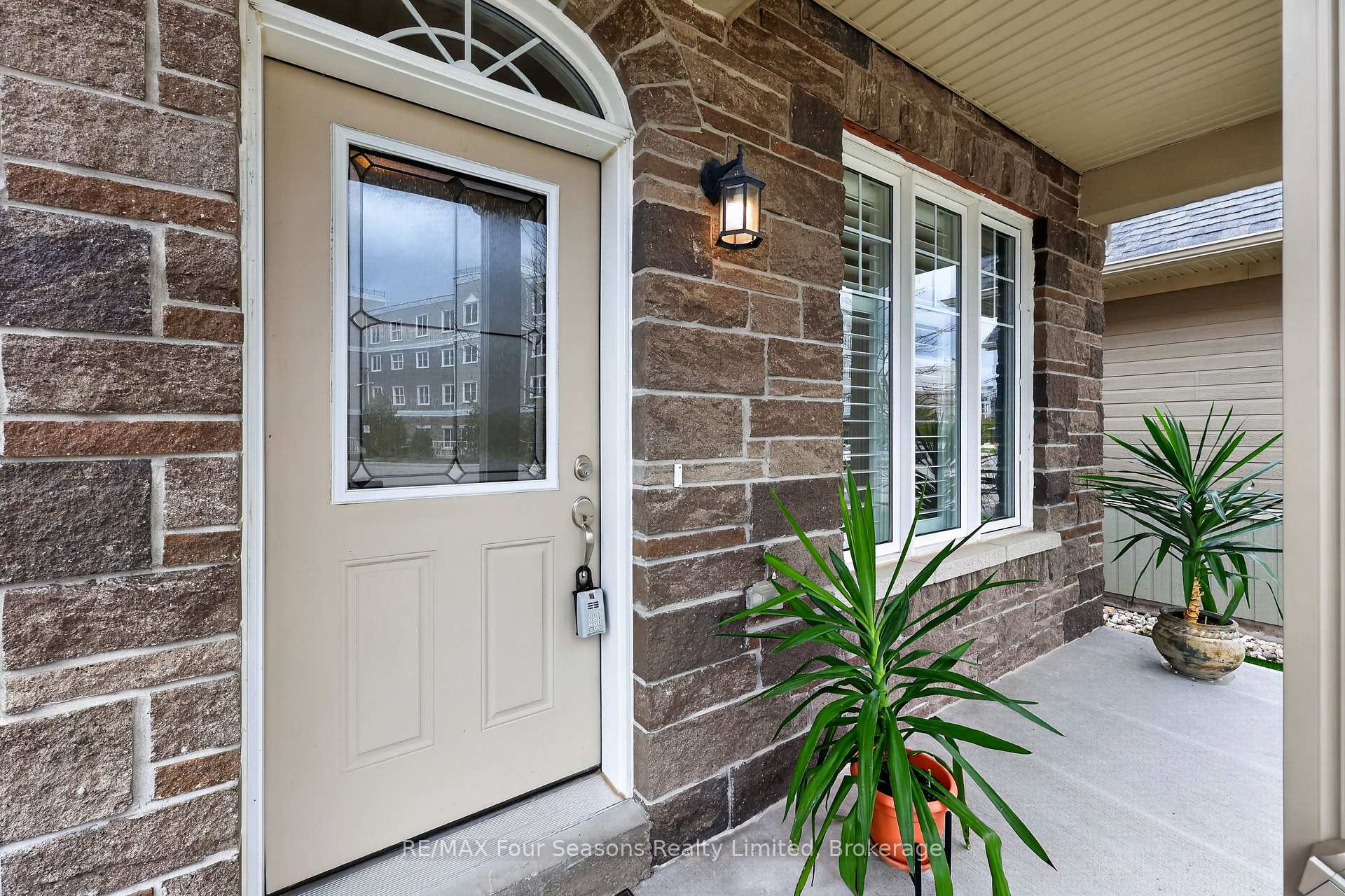 Photo 7 of 100 Kari Crescent, Collingwood — HOMEH