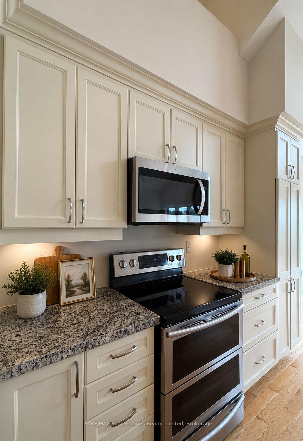 Photo 8 of 100 Kari Crescent, Collingwood — HOMEH