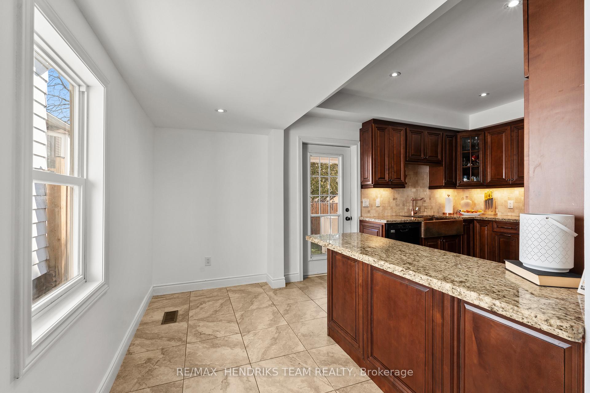 Photo 14 of 192 Wood Street E, Hamilton, North End — HOMEH