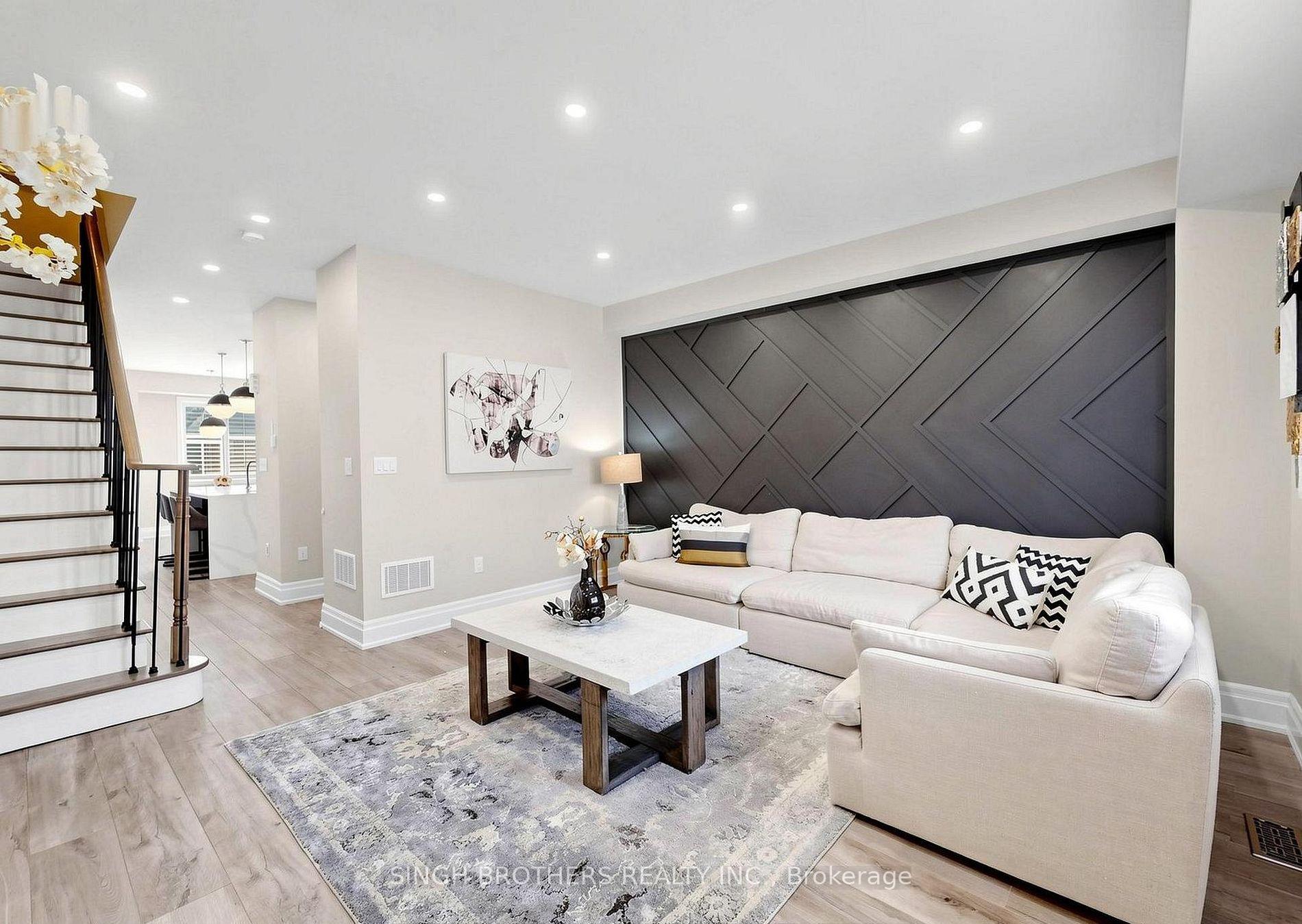 Photo 3 of 1321 Granrock Crescent, Mississauga, East Credit — HOMEH