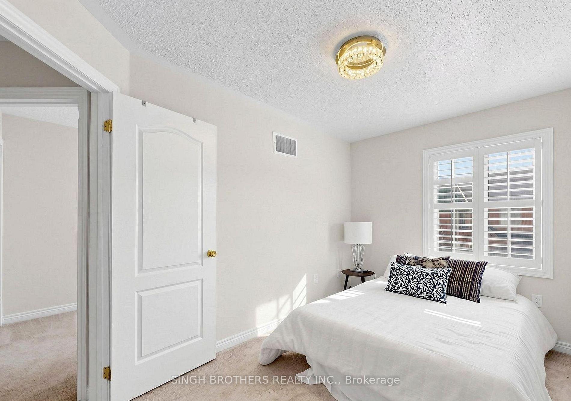 Photo 13 of 1321 Granrock Crescent, Mississauga, East Credit — HOMEH