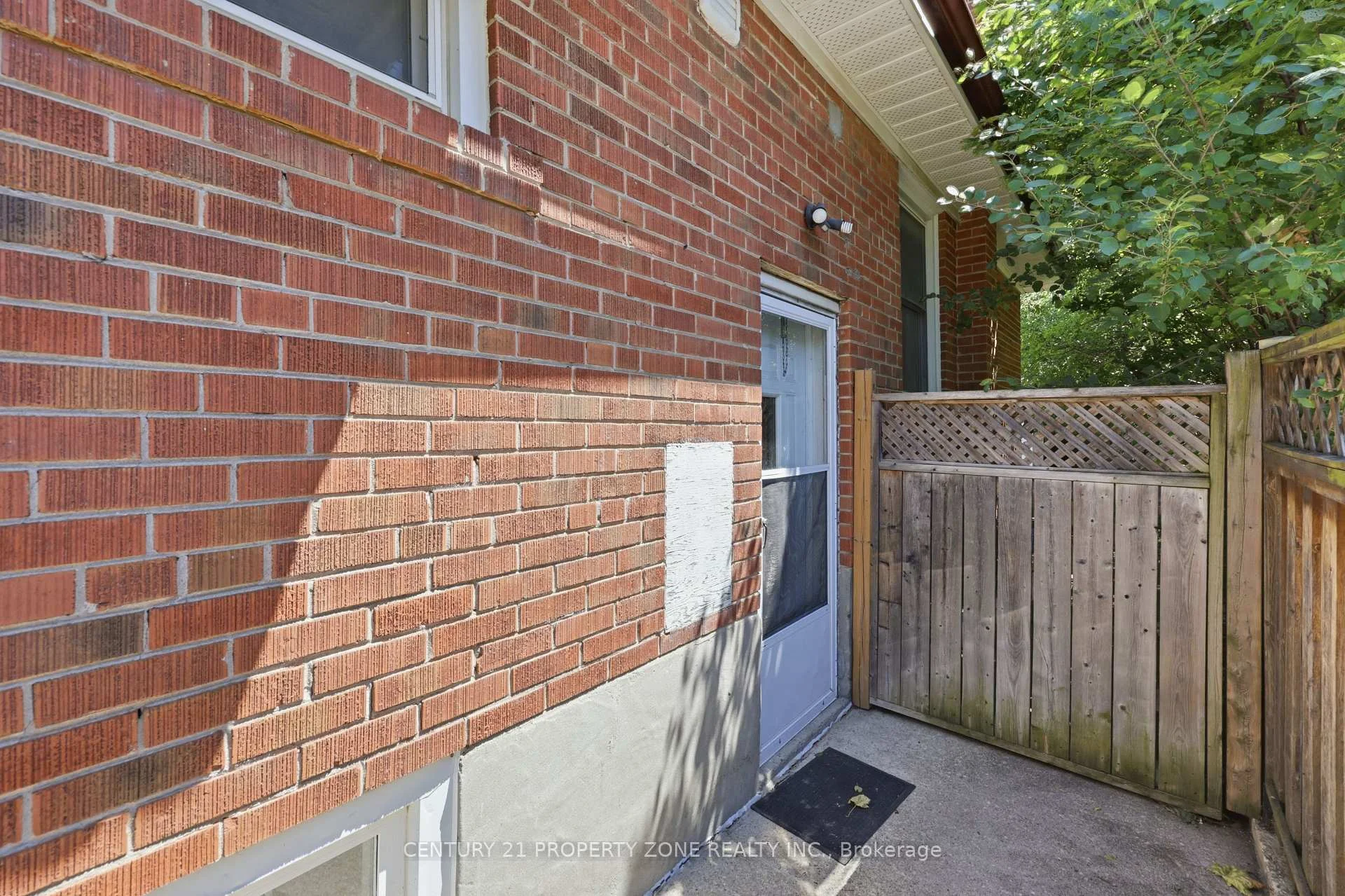 Photo 13 of 45 Brisco Street, Brampton, Brampton North — HOMEH