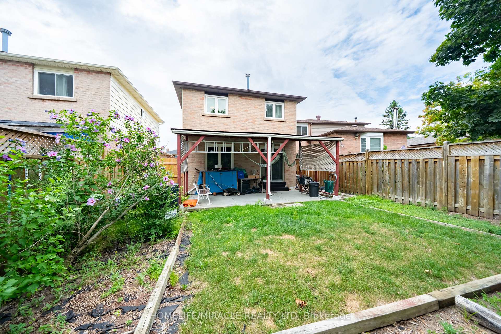 Photo 3 of 59 Martindale Crescent, Brampton, Brampton West — HOMEH