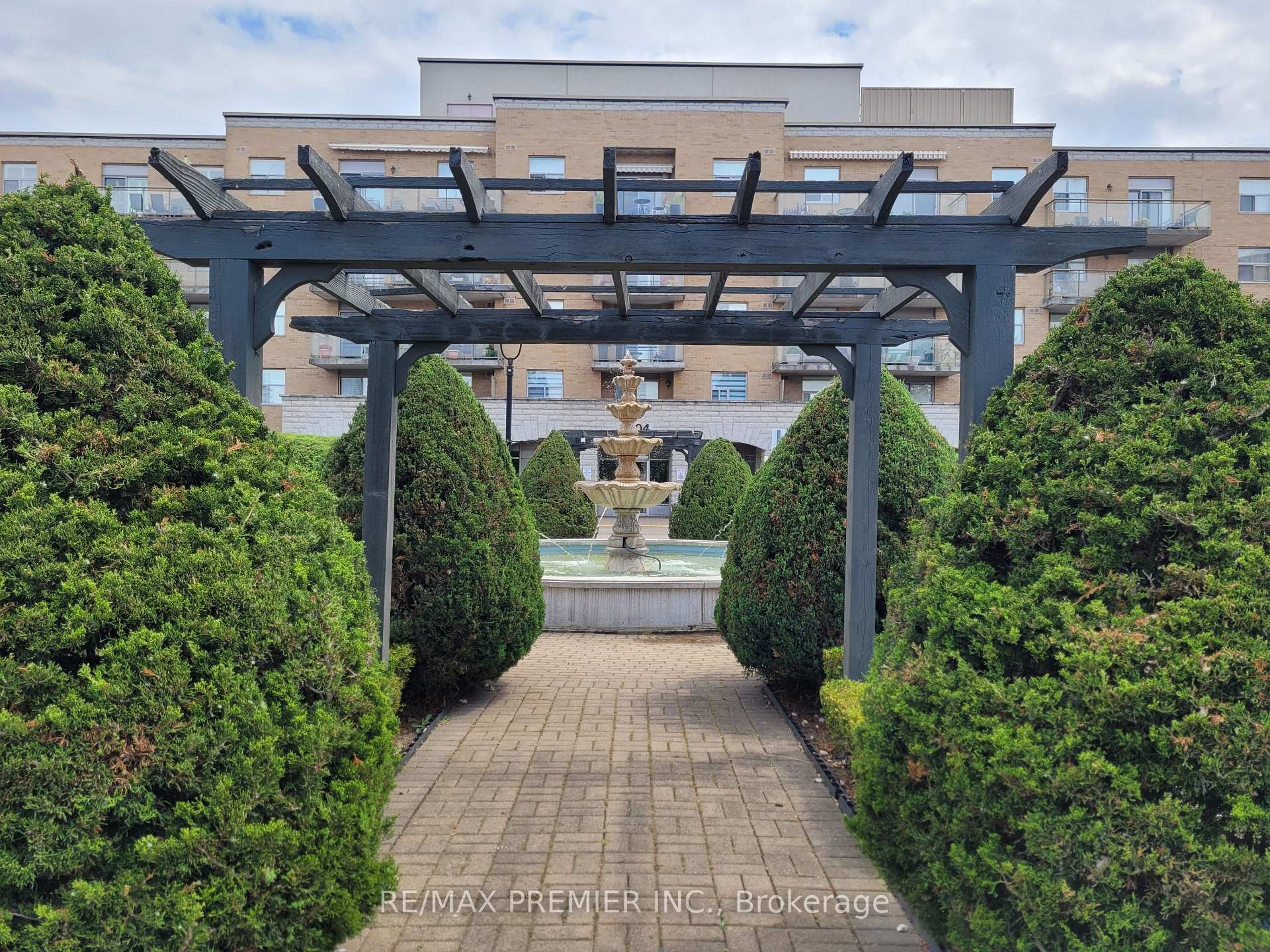 Photo 2 of Unit 502, 2506 Rutherford Road, Vaughan, Maple — HOMEH