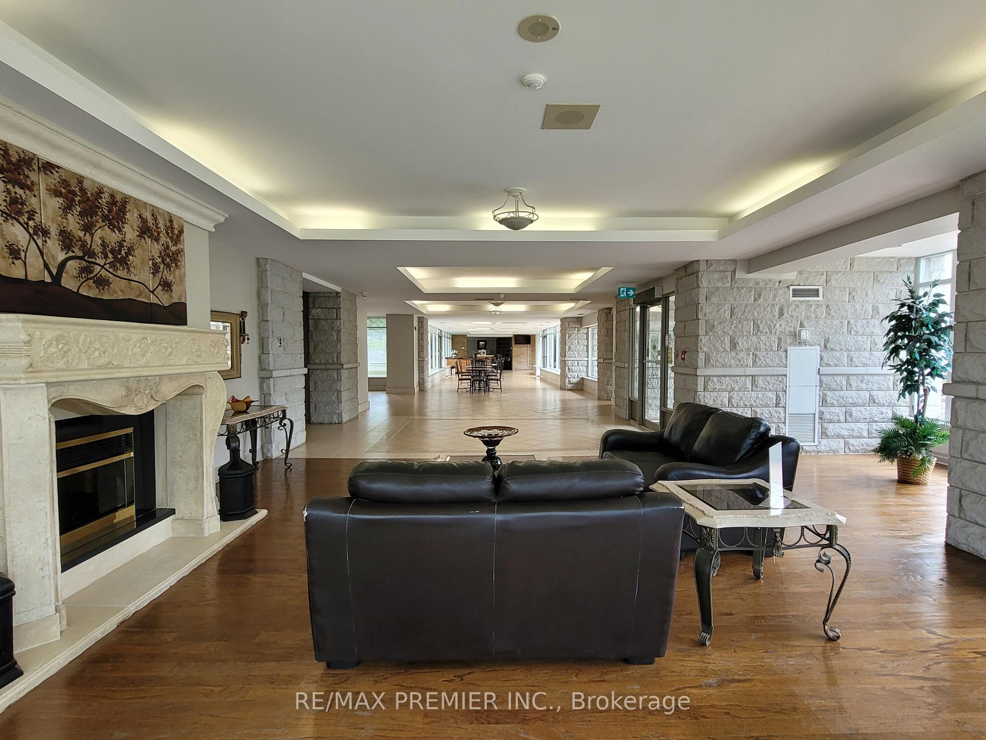 Photo 3 of Unit 502, 2506 Rutherford Road, Vaughan, Maple — HOMEH