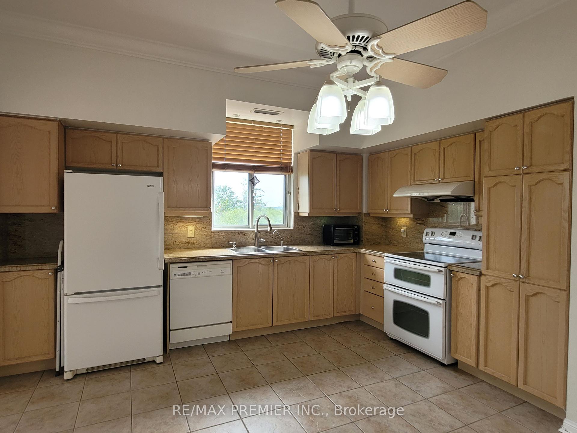 Photo 11 of Unit 502, 2506 Rutherford Road, Vaughan, Maple — HOMEH