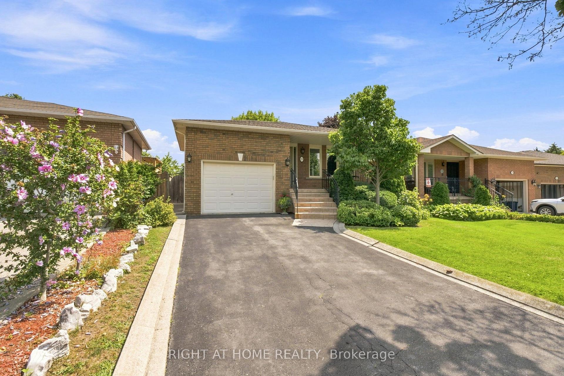 Photo 2 of 39 Dante Court, Vaughan, East Woodbridge — HOMEH